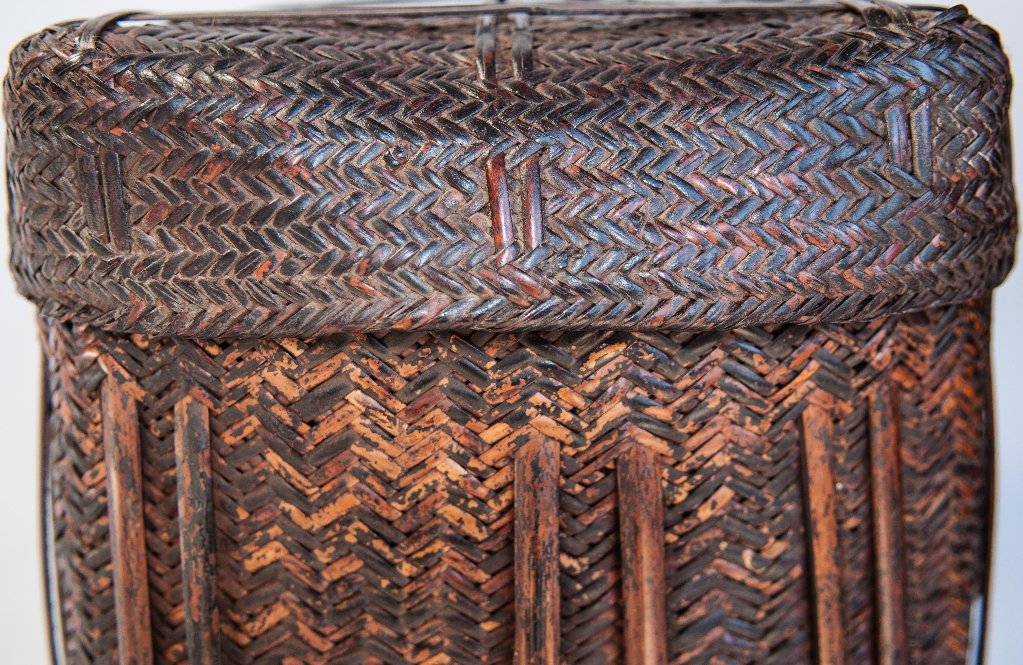 Rustic Tribal Storage Basket with Lid from the Tamang of Nepal, Mid-20th Century In Good Condition In Point Richmond, CA