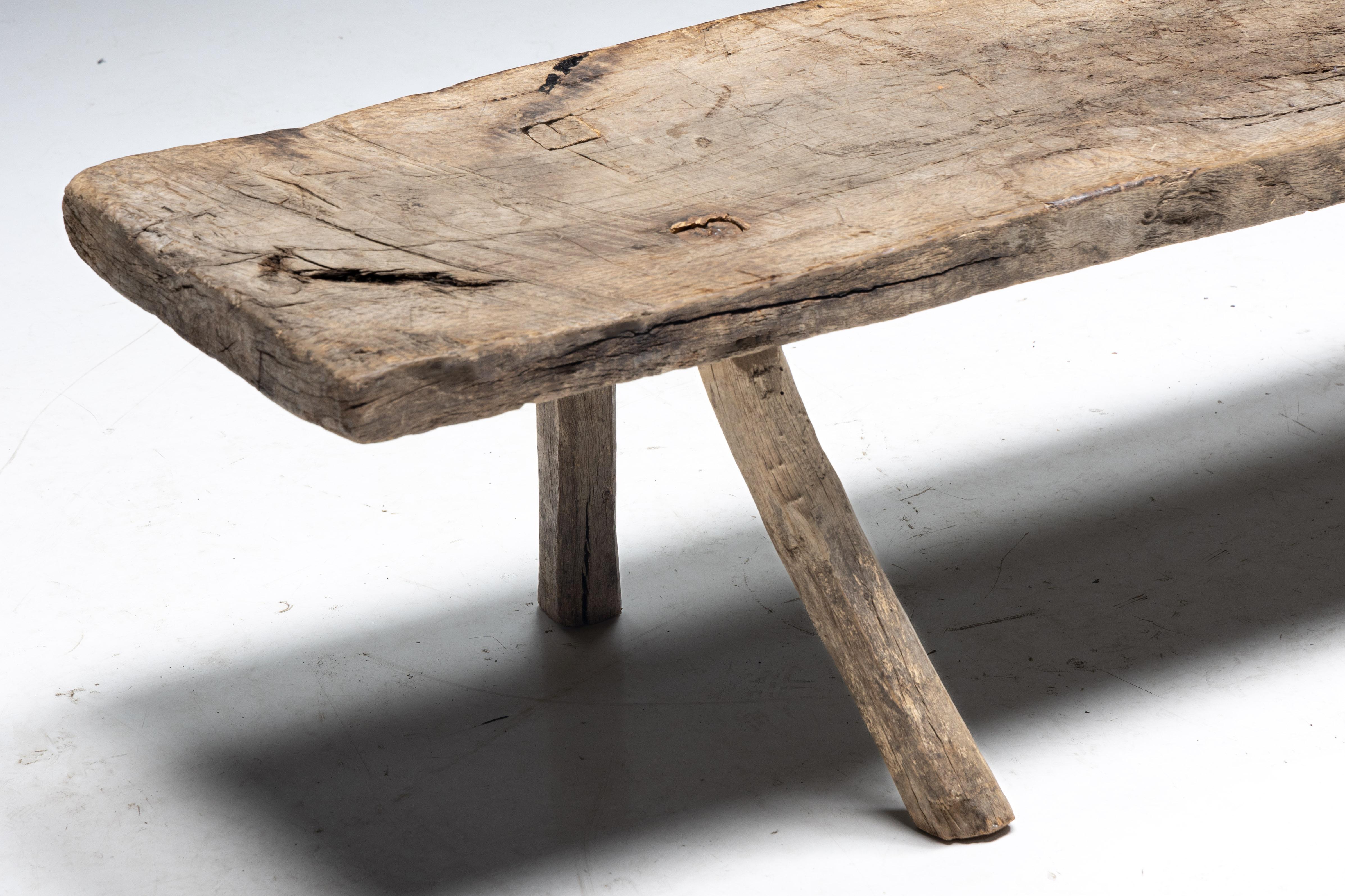 Banc tripode rustique, France, 19ème siècle en vente 4