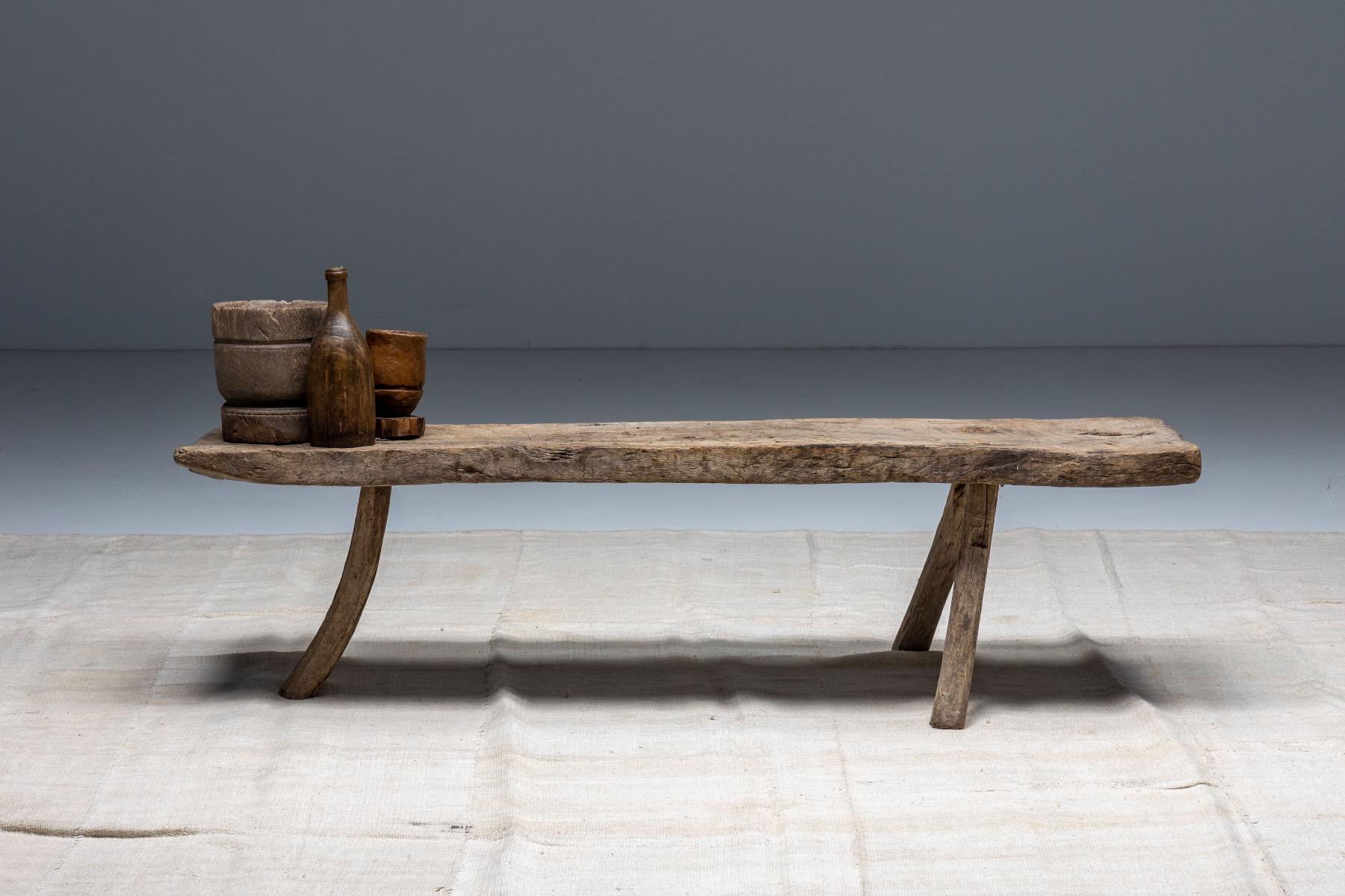 Banc tripode du 19e siècle, intégrant parfaitement des éléments de design wabi-sabi. Fabriqué avec soin, ce banc rustique reflète les imperfections encouragées par le wabi-sabi, mettant en valeur l'attrait de l'asymétrie et de l'impermanence. La