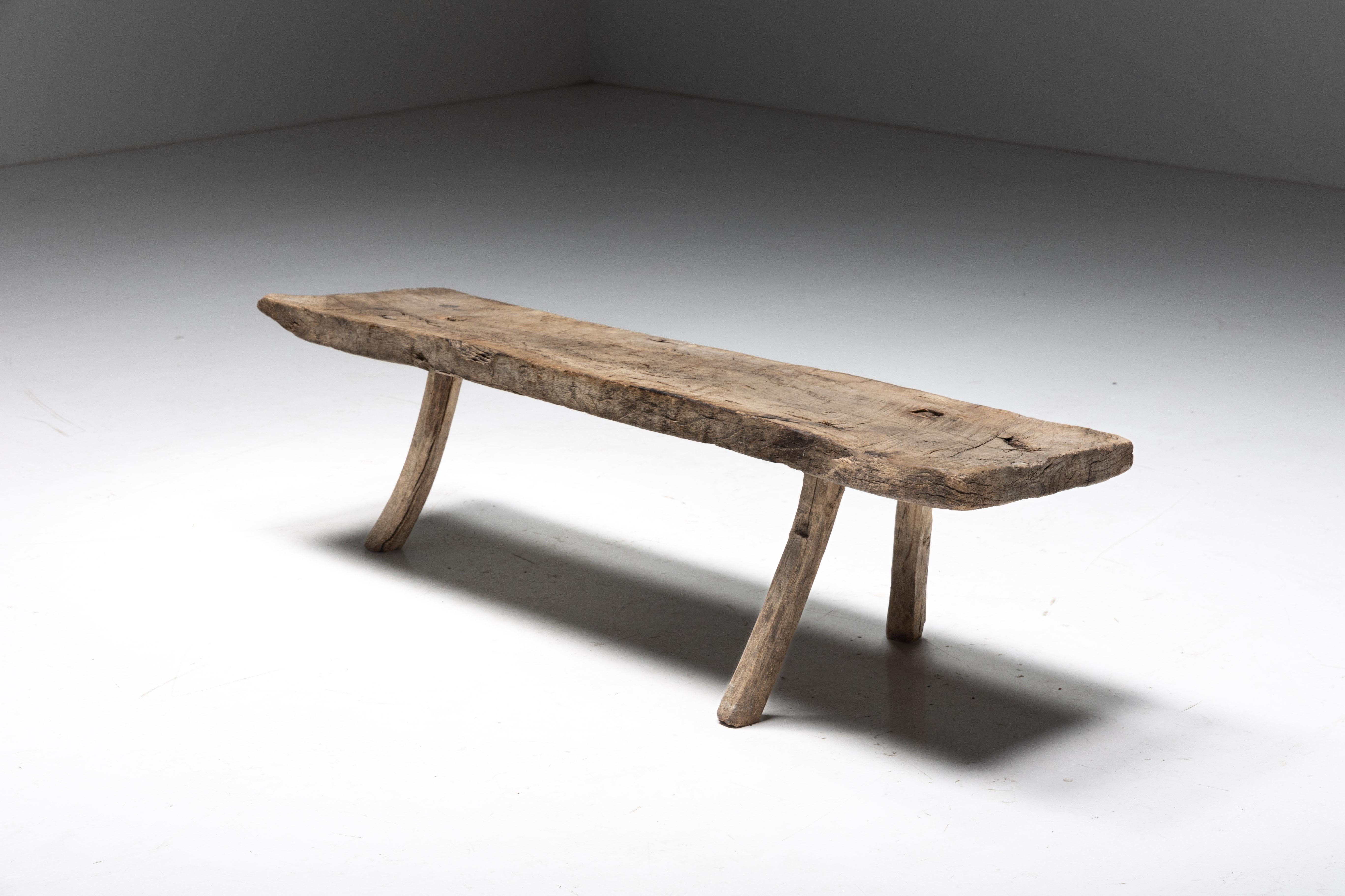 Banc tripode rustique, France, 19ème siècle en vente 1
