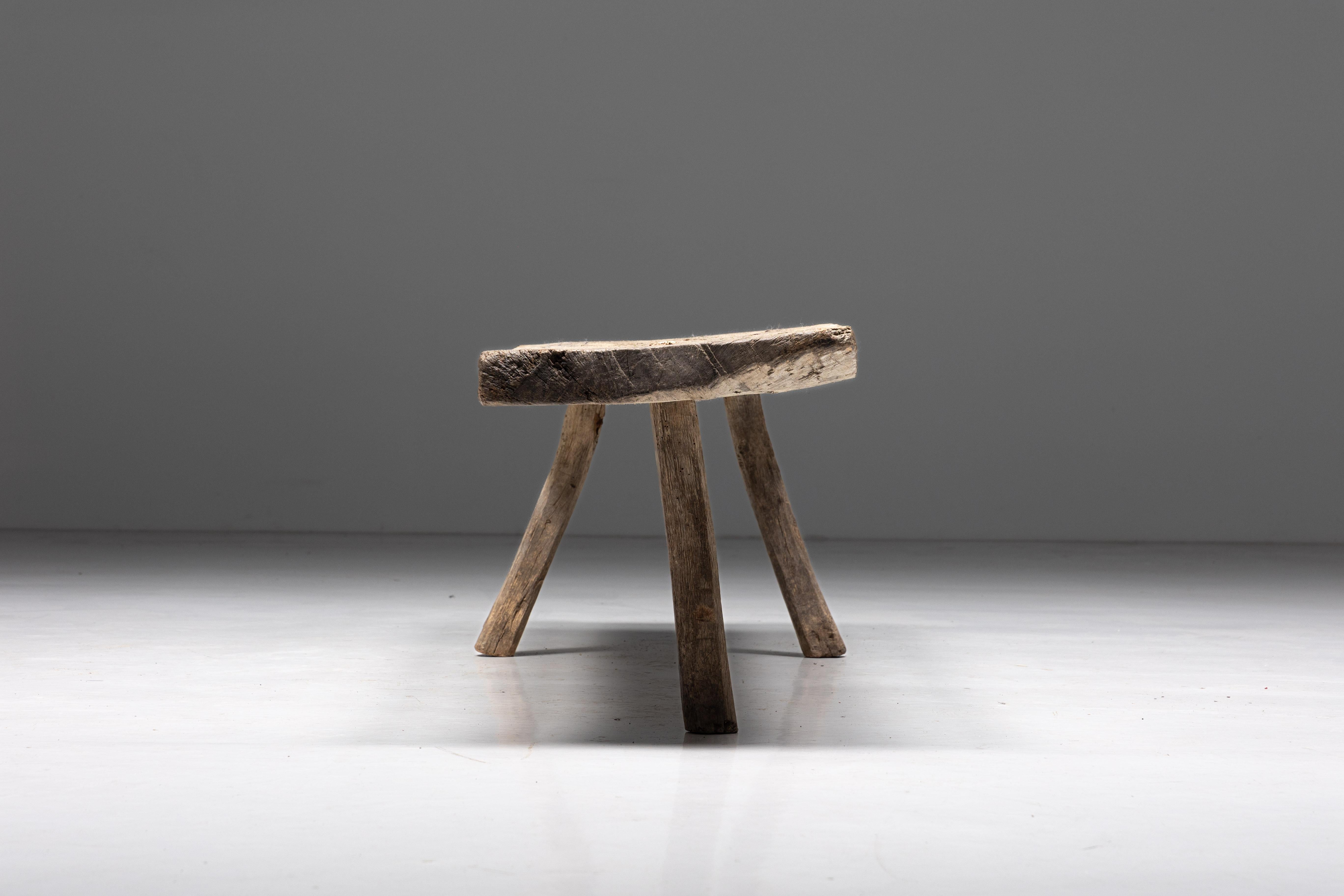 Banc tripode rustique, France, 19ème siècle en vente 2