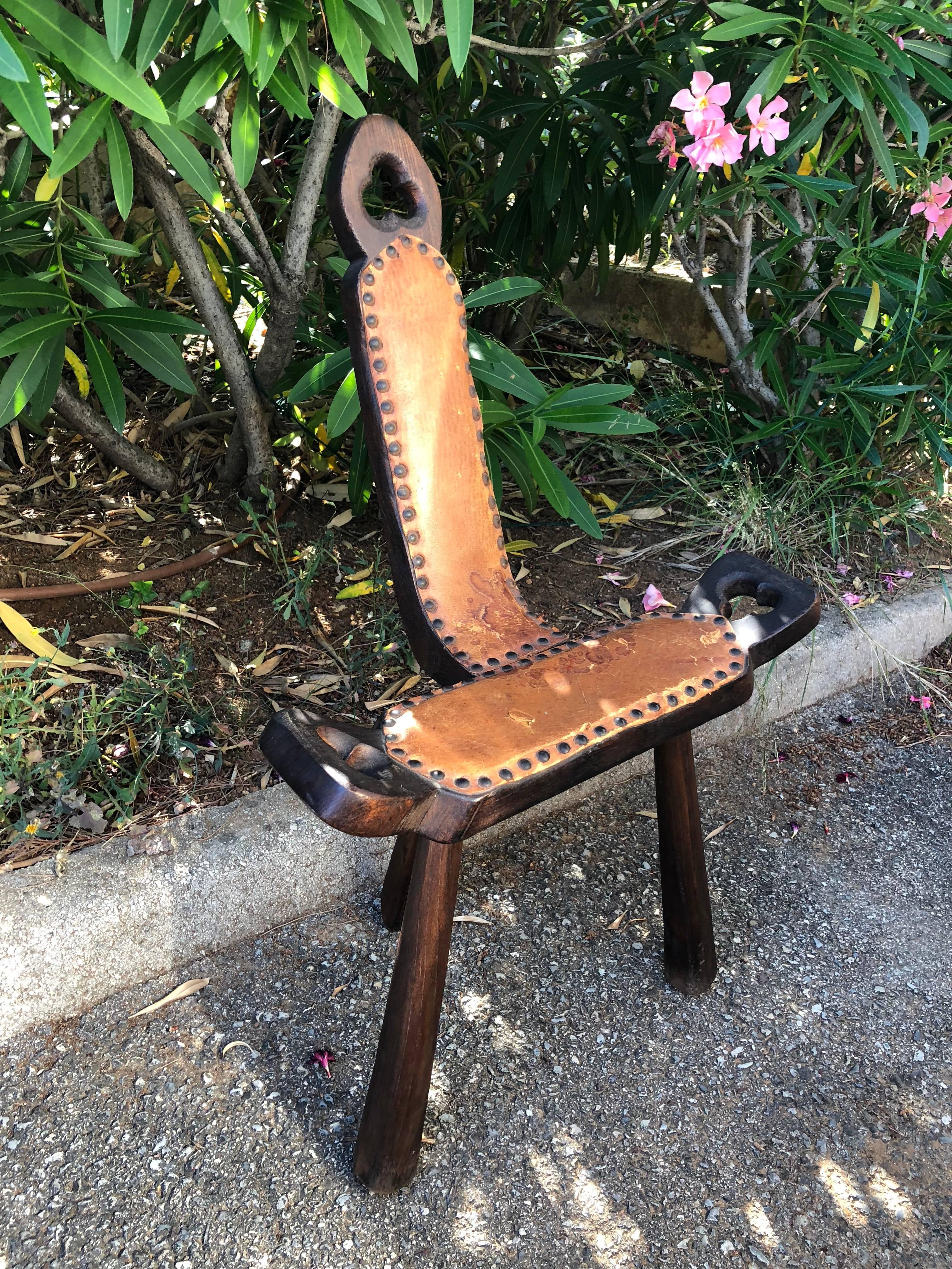 Rustic tripod legs birthing chair with authentic leather.

Best Shipping prices all around the world!