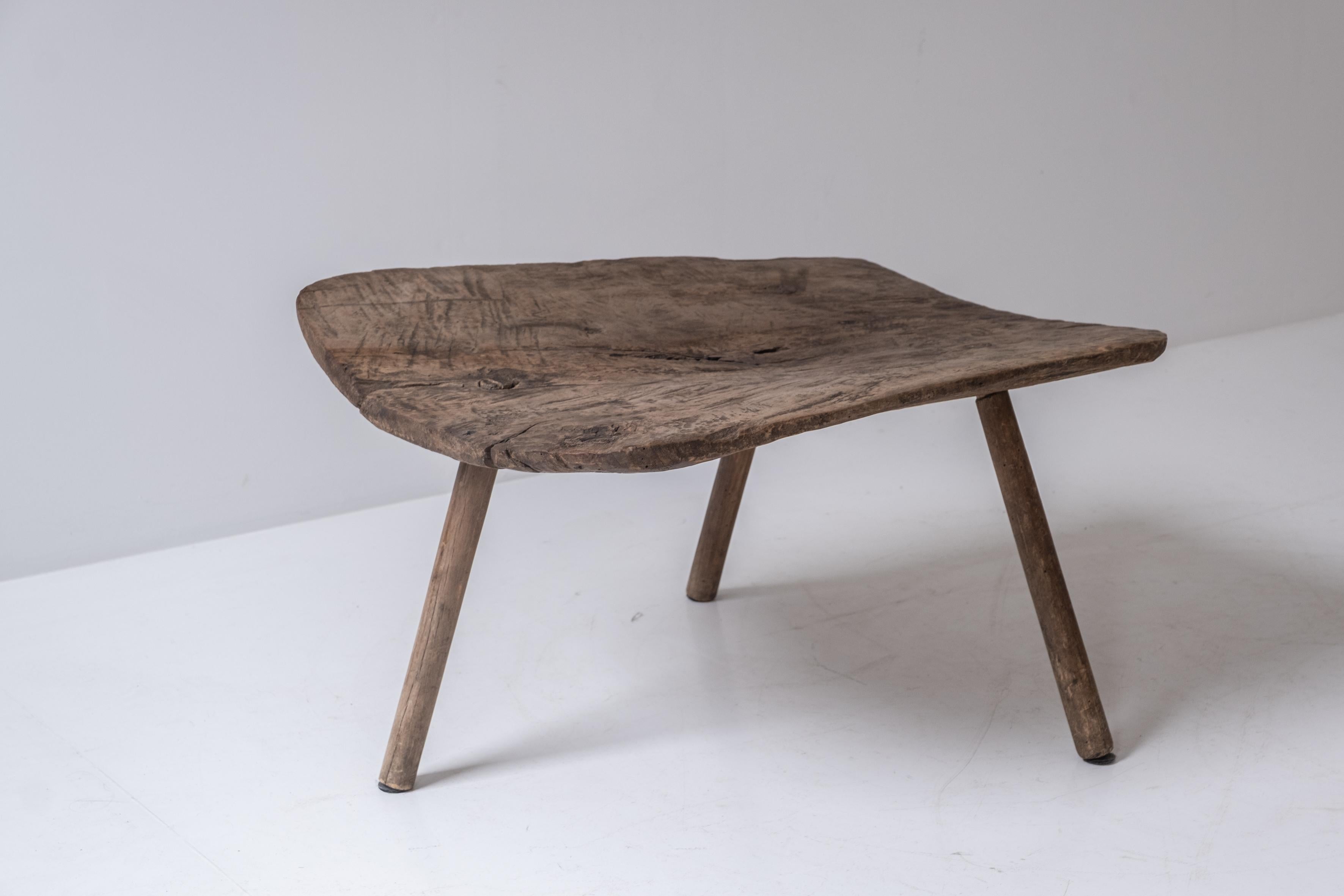 French Rustic tripod side table in elm from France, dating from the 1950s. For Sale