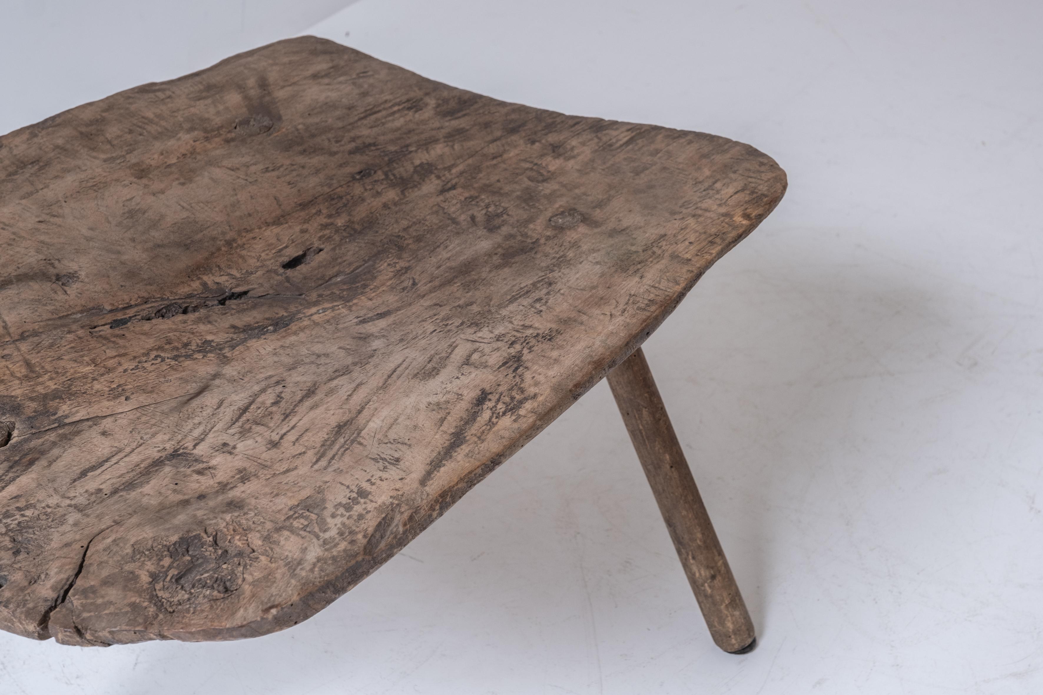 Rustic tripod side table in elm from France, dating from the 1950s. In Good Condition For Sale In Antwerp, BE