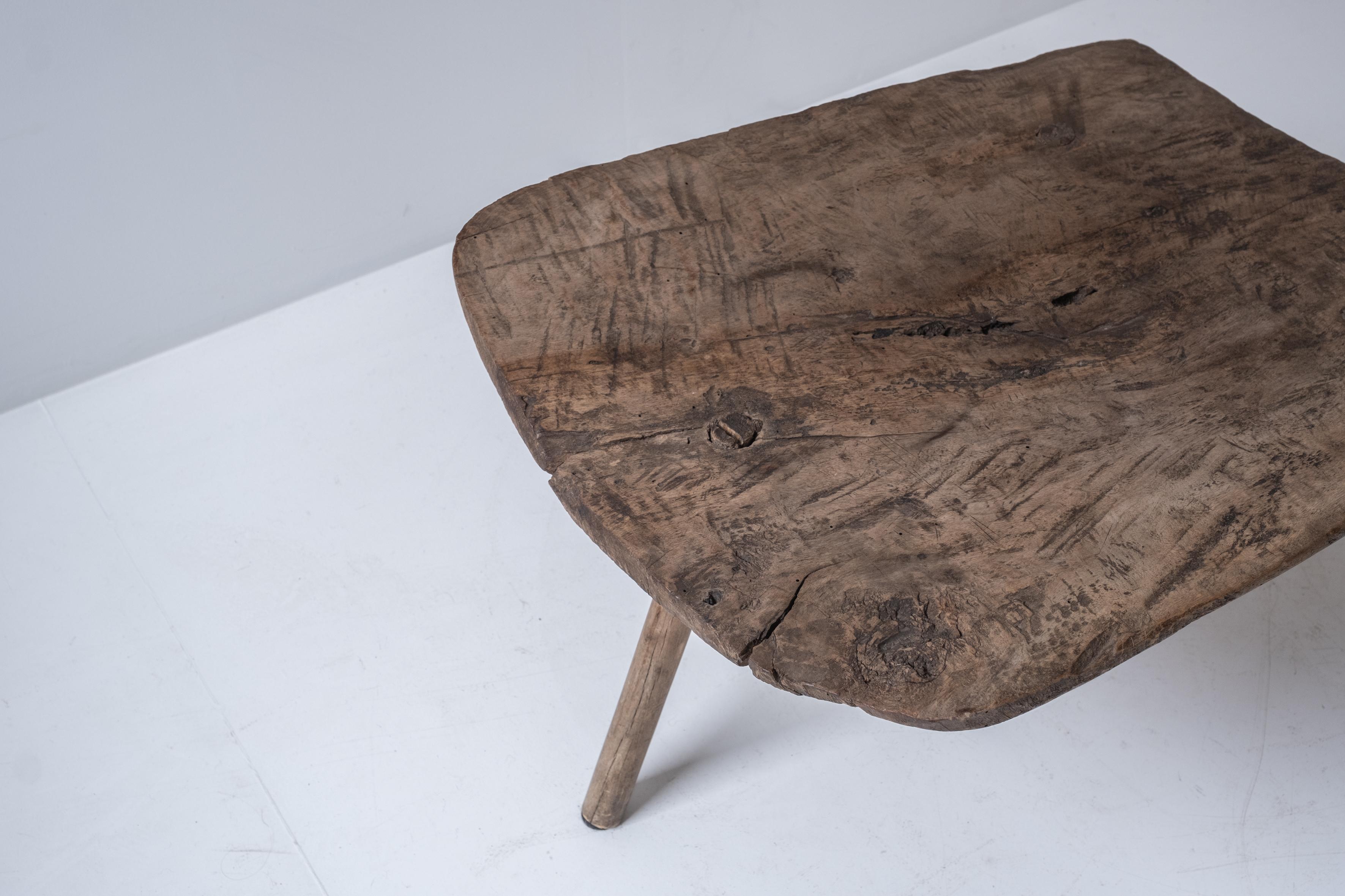 Mid-20th Century Rustic tripod side table in elm from France, dating from the 1950s. For Sale