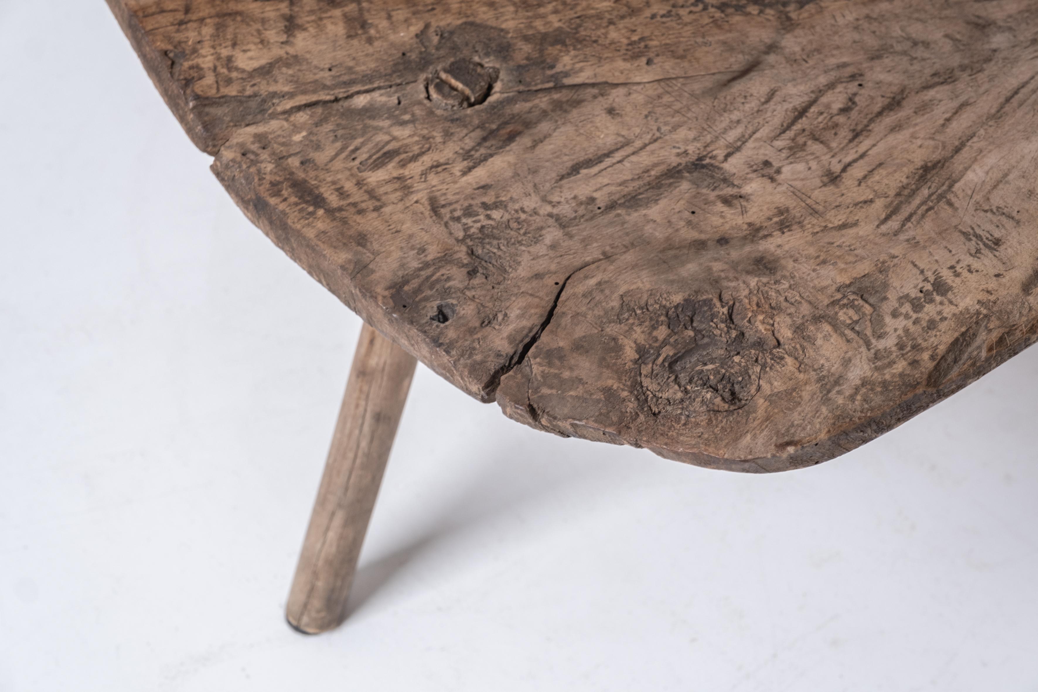 Rustic tripod side table in elm from France, dating from the 1950s. For Sale 1