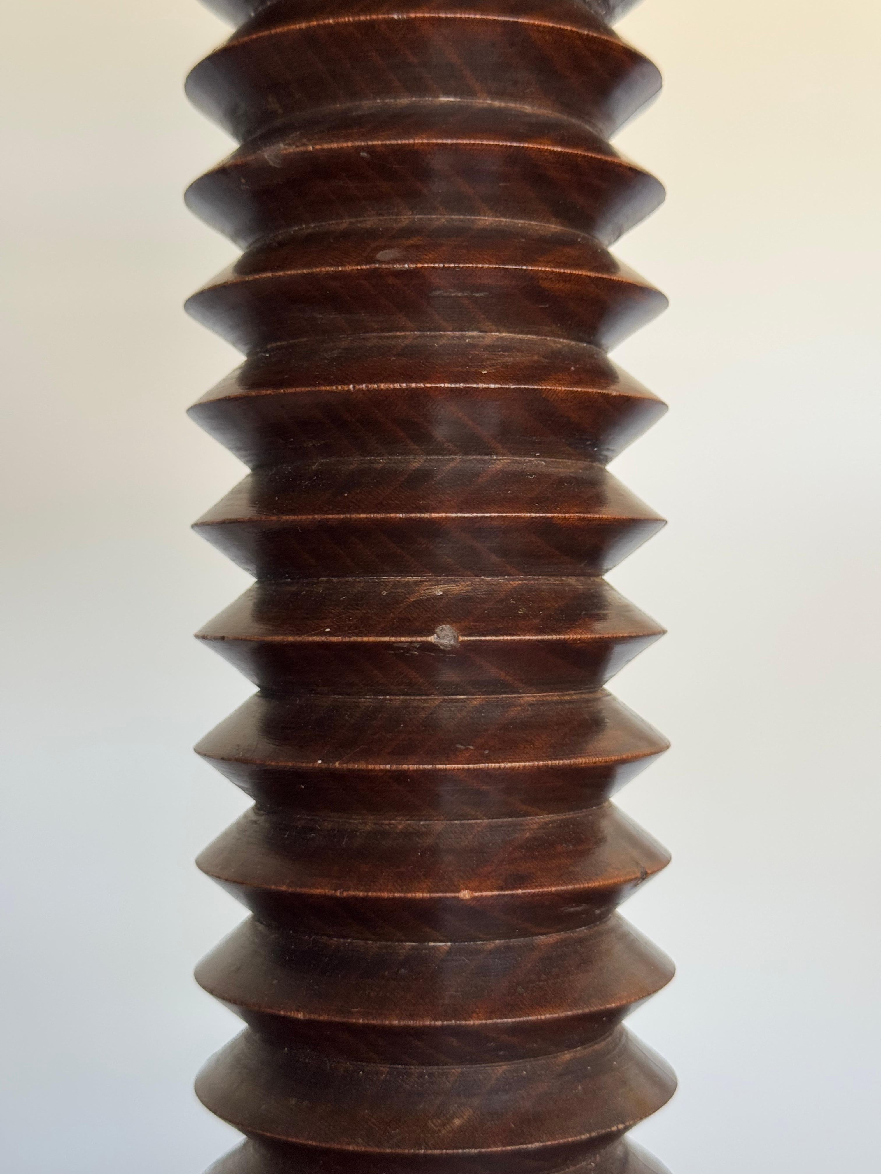 Lampada a colonna rustica in legno tornito attribuita a Charles Dudouyt, Francia, CIRCA 1940 in vendita 2