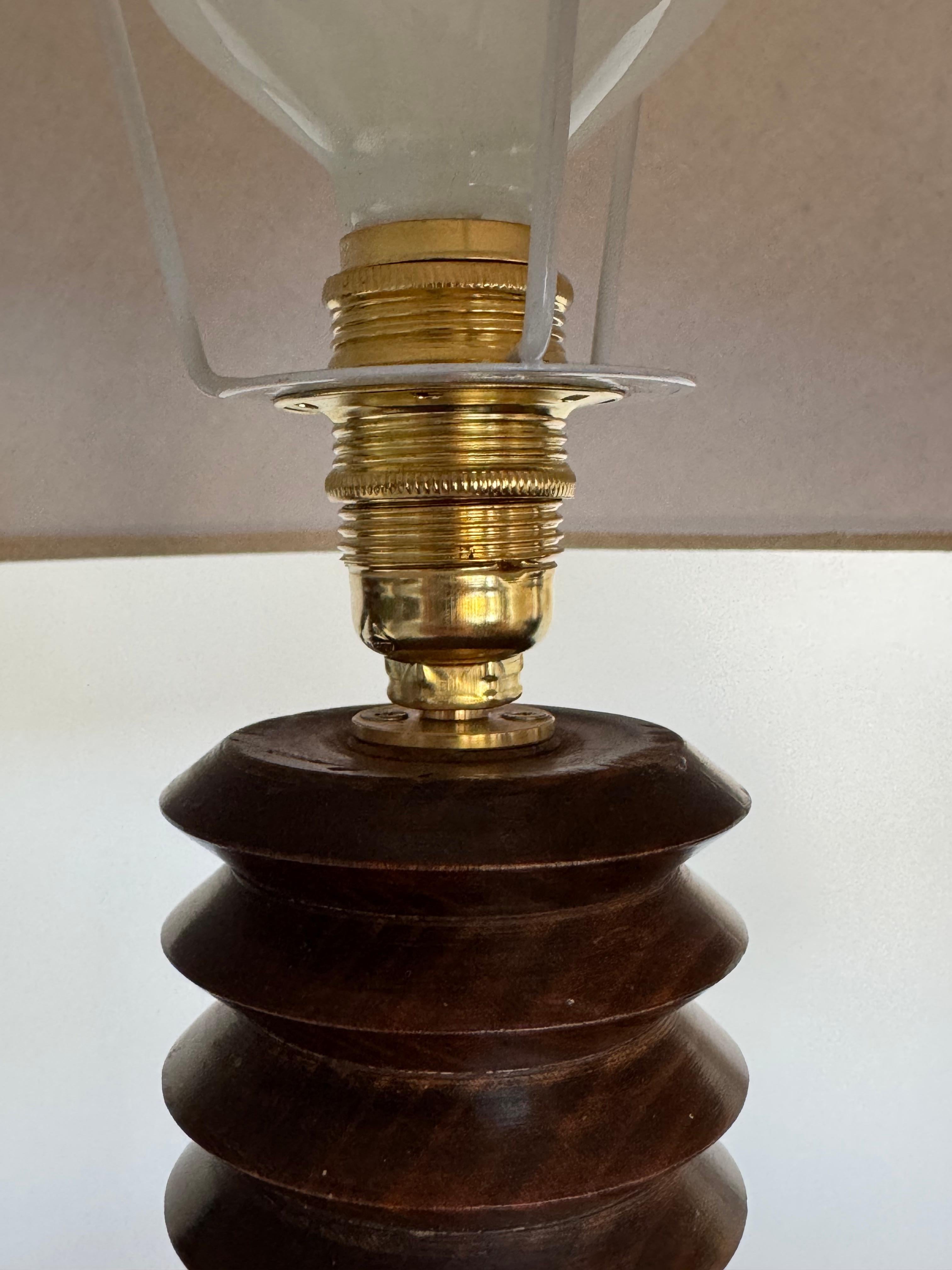 Lampada a colonna rustica in legno tornito attribuita a Charles Dudouyt, Francia, CIRCA 1940 in vendita 3