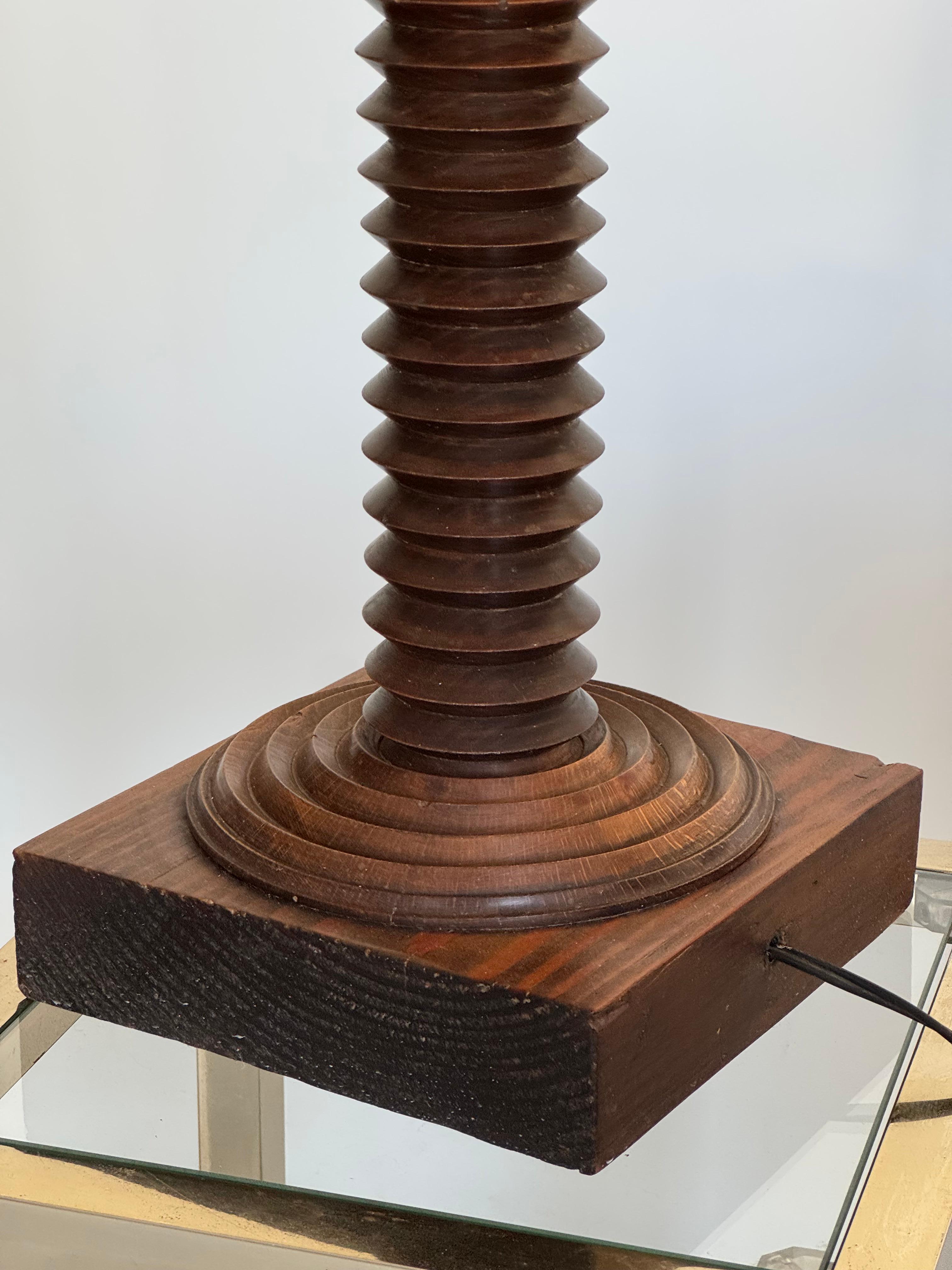 Lampada a colonna rustica in legno tornito attribuita a Charles Dudouyt, Francia, CIRCA 1940 in vendita 5