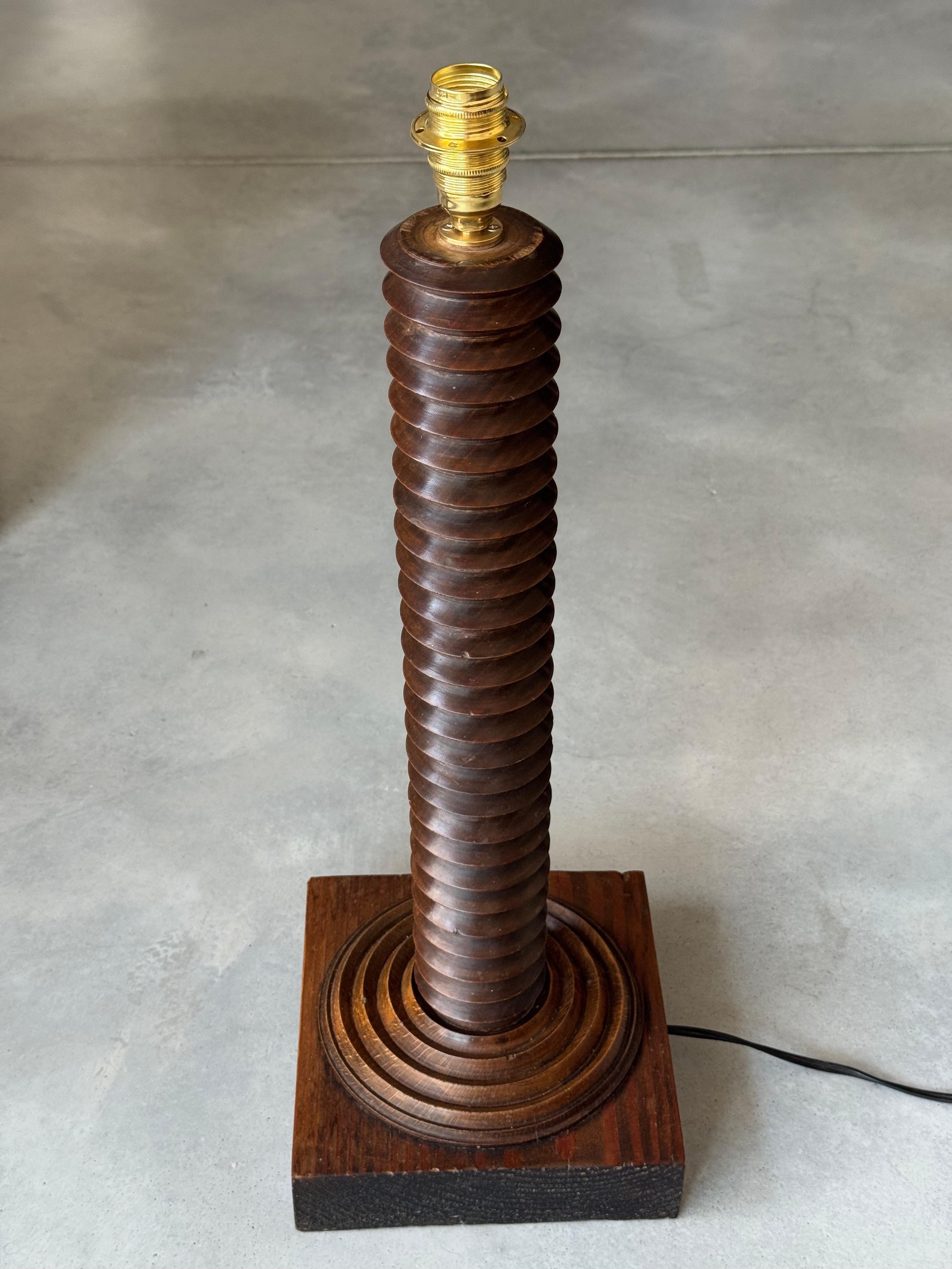 Lampada a colonna rustica in legno tornito attribuita a Charles Dudouyt, Francia, CIRCA 1940 in vendita 6