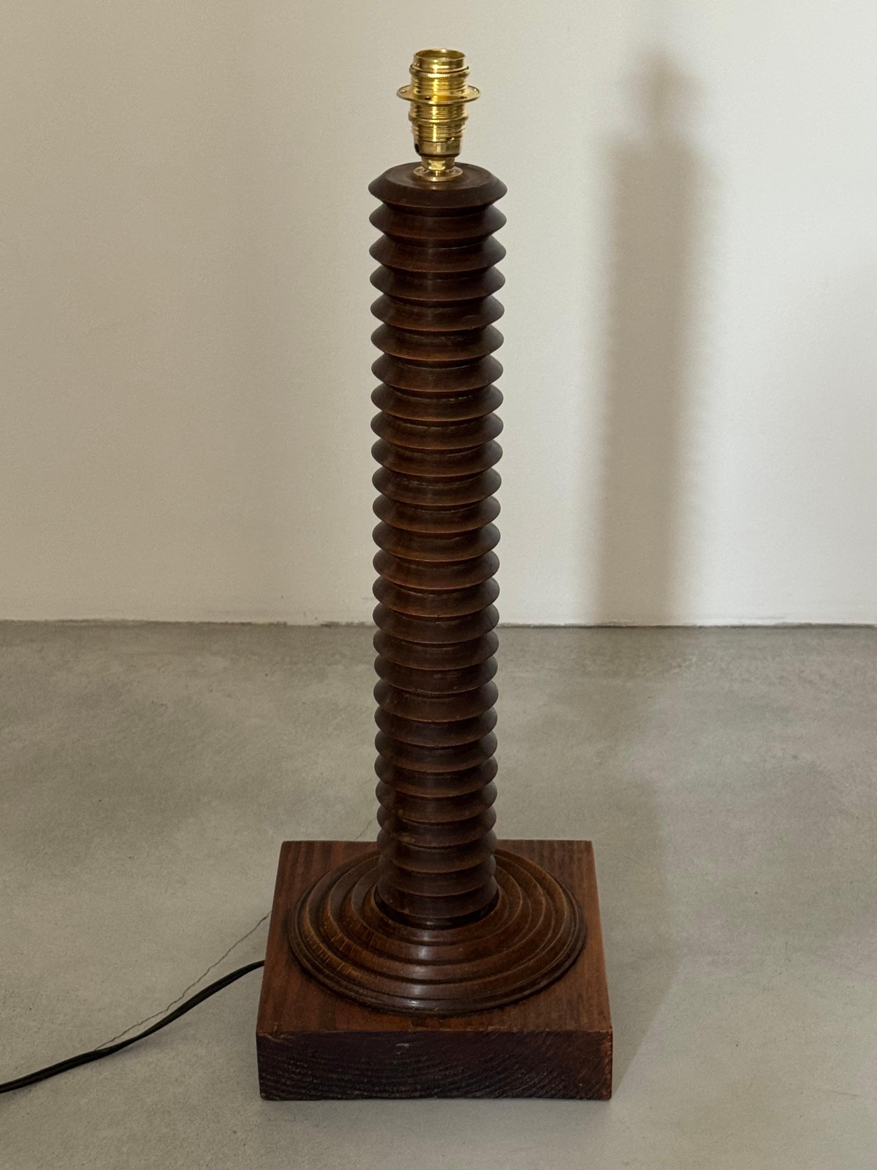 Lampada a colonna rustica in legno tornito attribuita a Charles Dudouyt, Francia, CIRCA 1940 in vendita 8