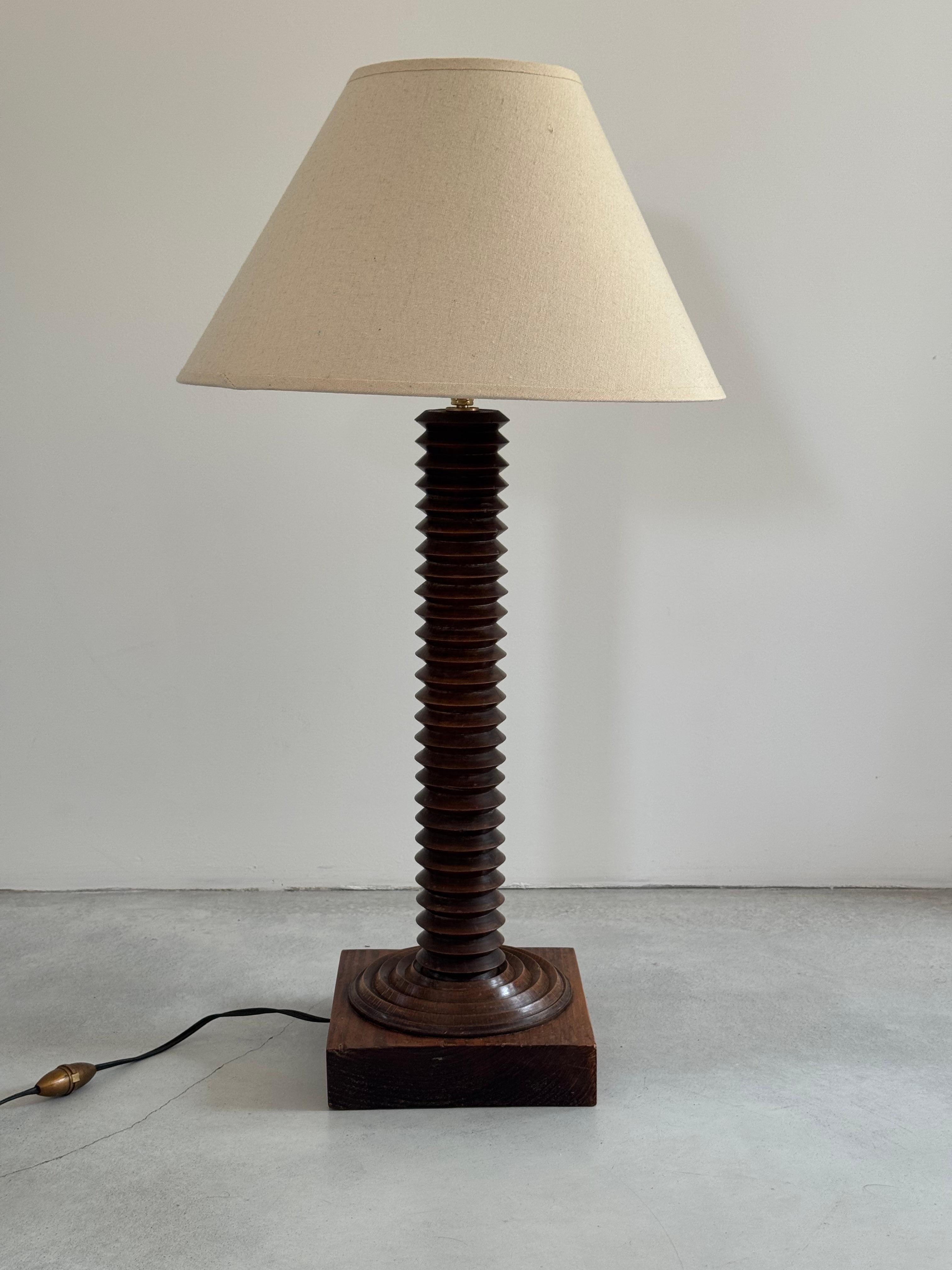 
Scopri l'eleganza senza tempo e la maestria artigianale di questa magnifica lampada a colonna in legno tornito, attribuita al famoso designer e decoratore francese Charles Dudouyt (1885-1946). Incarnando perfettamente il caratteristico stile