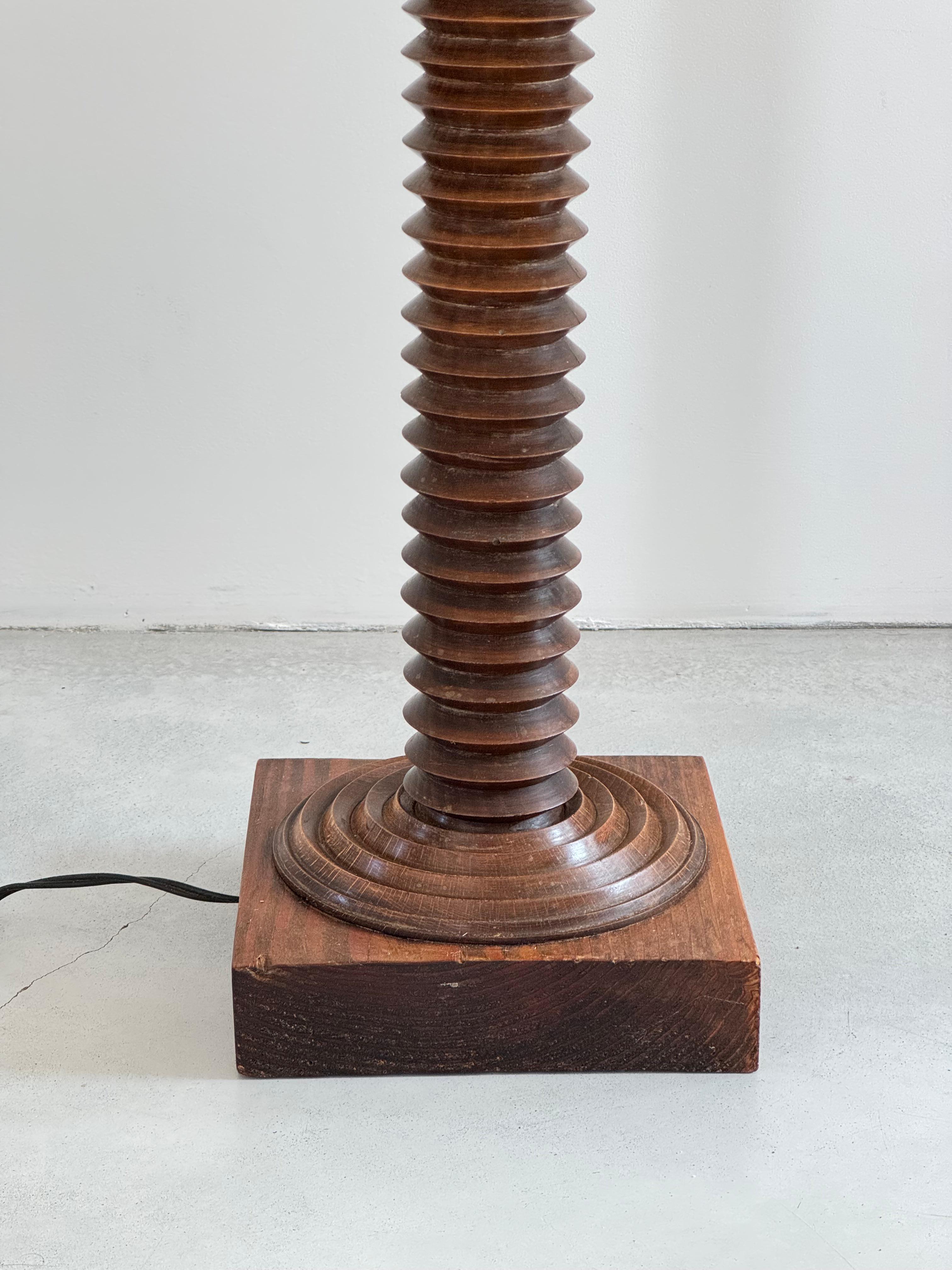Rustico Lampada a colonna rustica in legno tornito attribuita a Charles Dudouyt, Francia, CIRCA 1940 in vendita