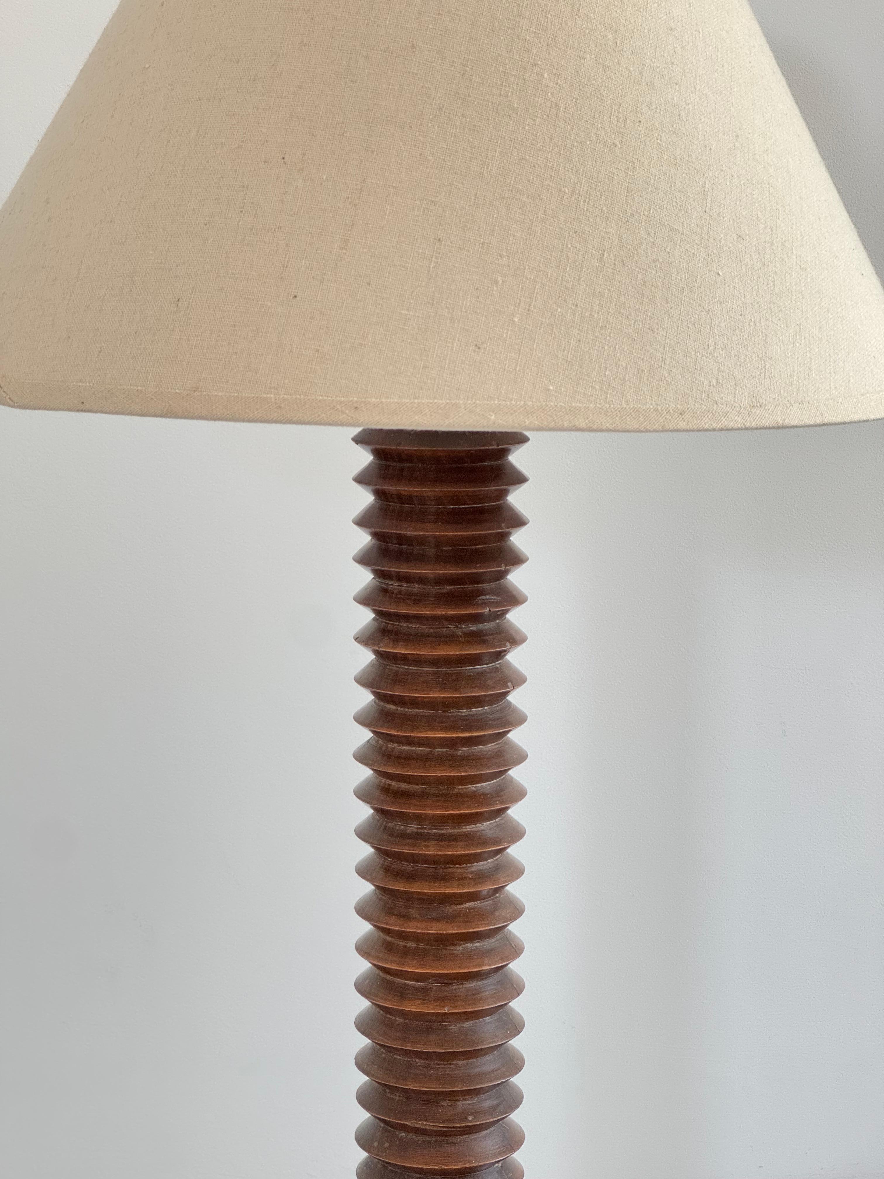 Francese Lampada a colonna rustica in legno tornito attribuita a Charles Dudouyt, Francia, CIRCA 1940 in vendita