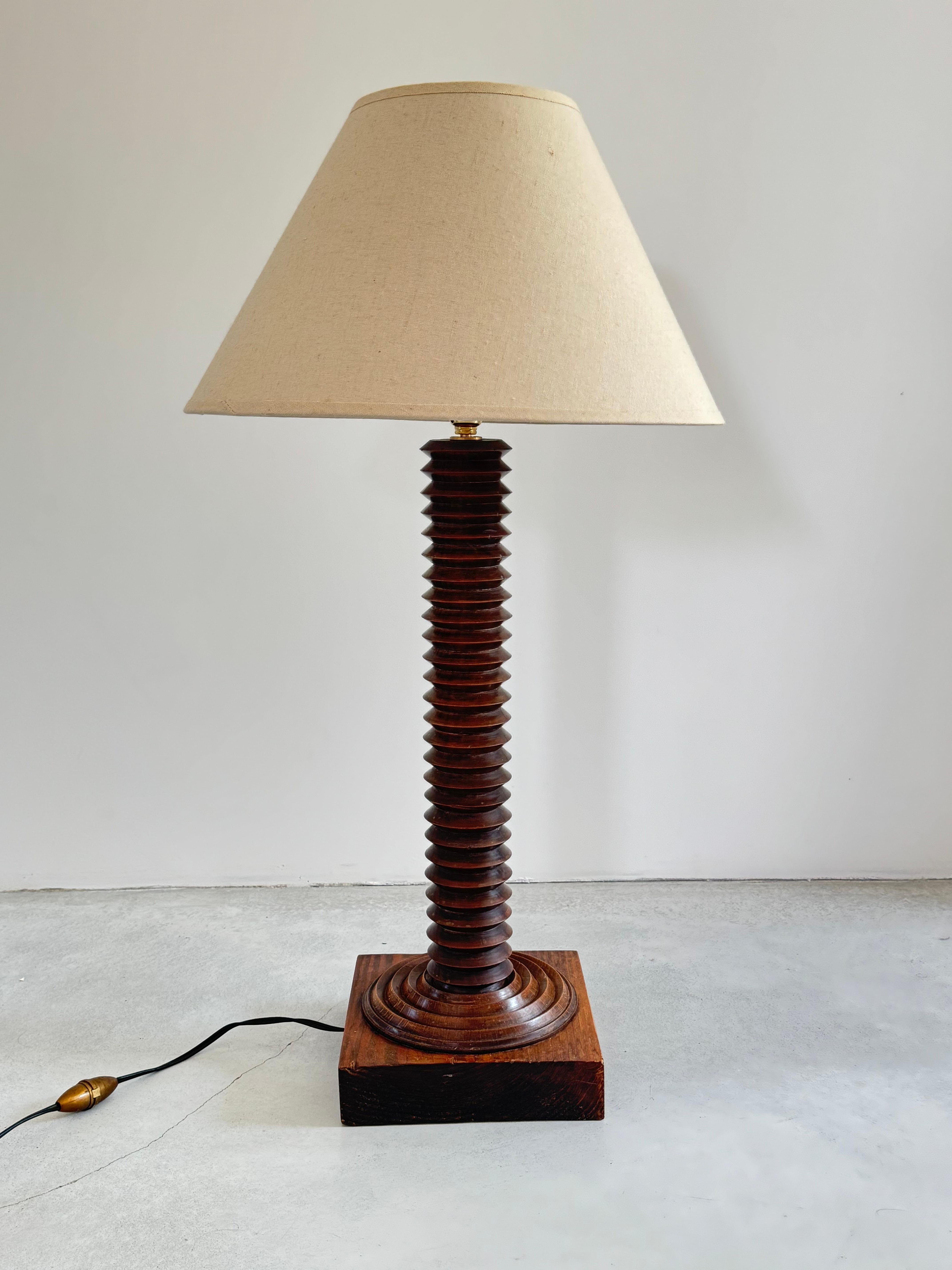 Falegnameria Lampada a colonna rustica in legno tornito attribuita a Charles Dudouyt, Francia, CIRCA 1940 in vendita