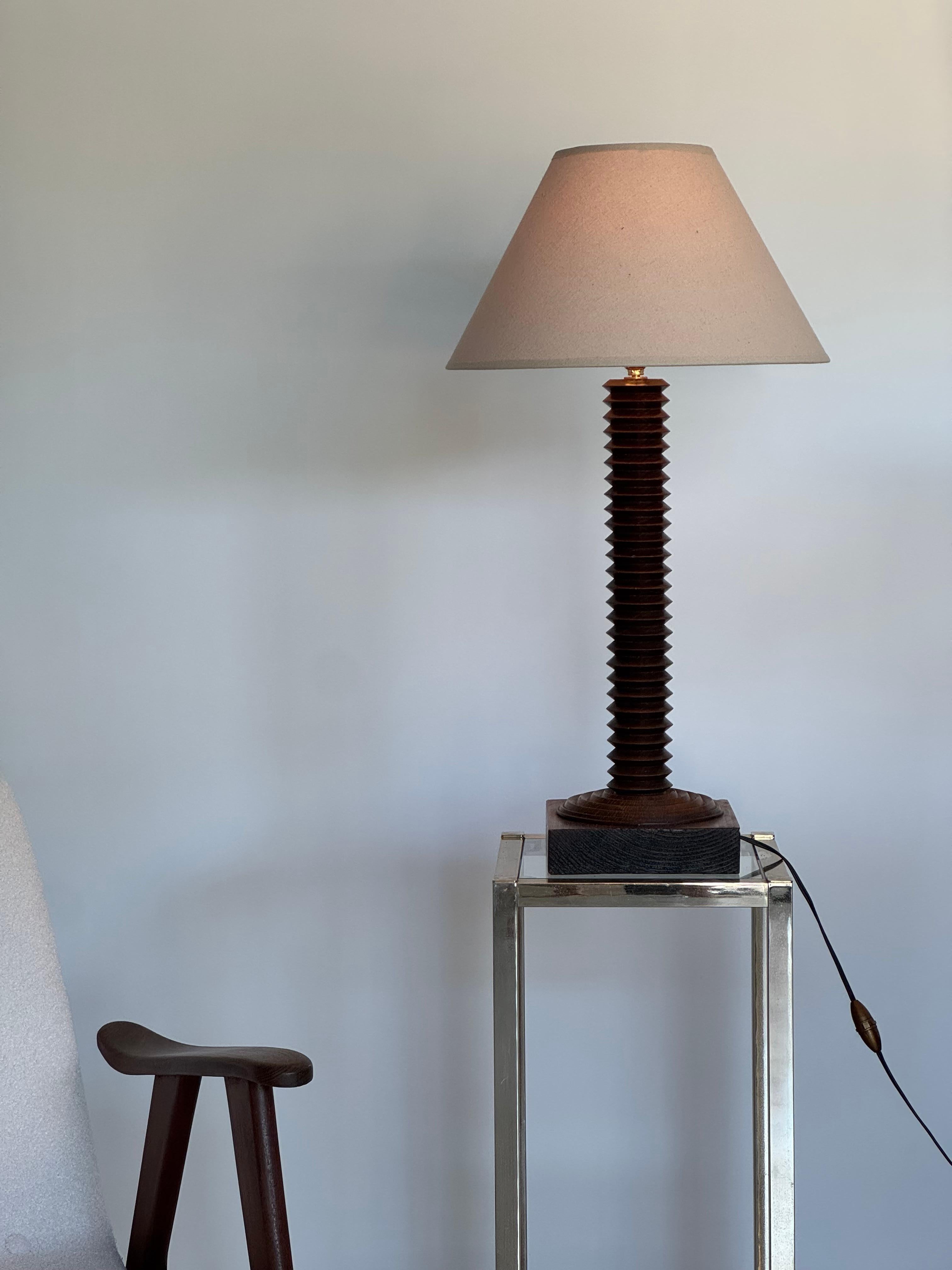 Lampada a colonna rustica in legno tornito attribuita a Charles Dudouyt, Francia, CIRCA 1940 In condizioni buone in vendita a leucate, FR