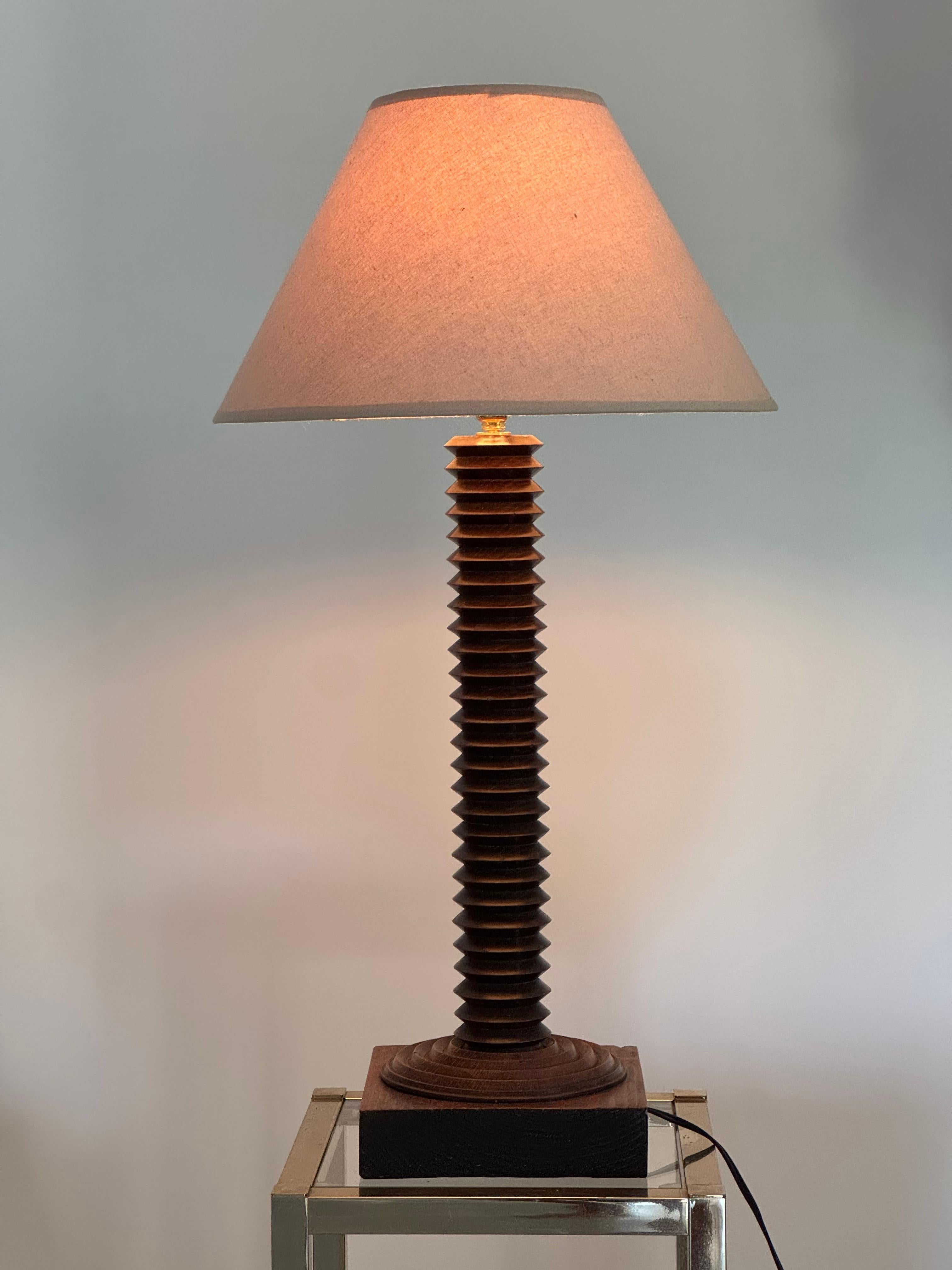 Legno Lampada a colonna rustica in legno tornito attribuita a Charles Dudouyt, Francia, CIRCA 1940 in vendita