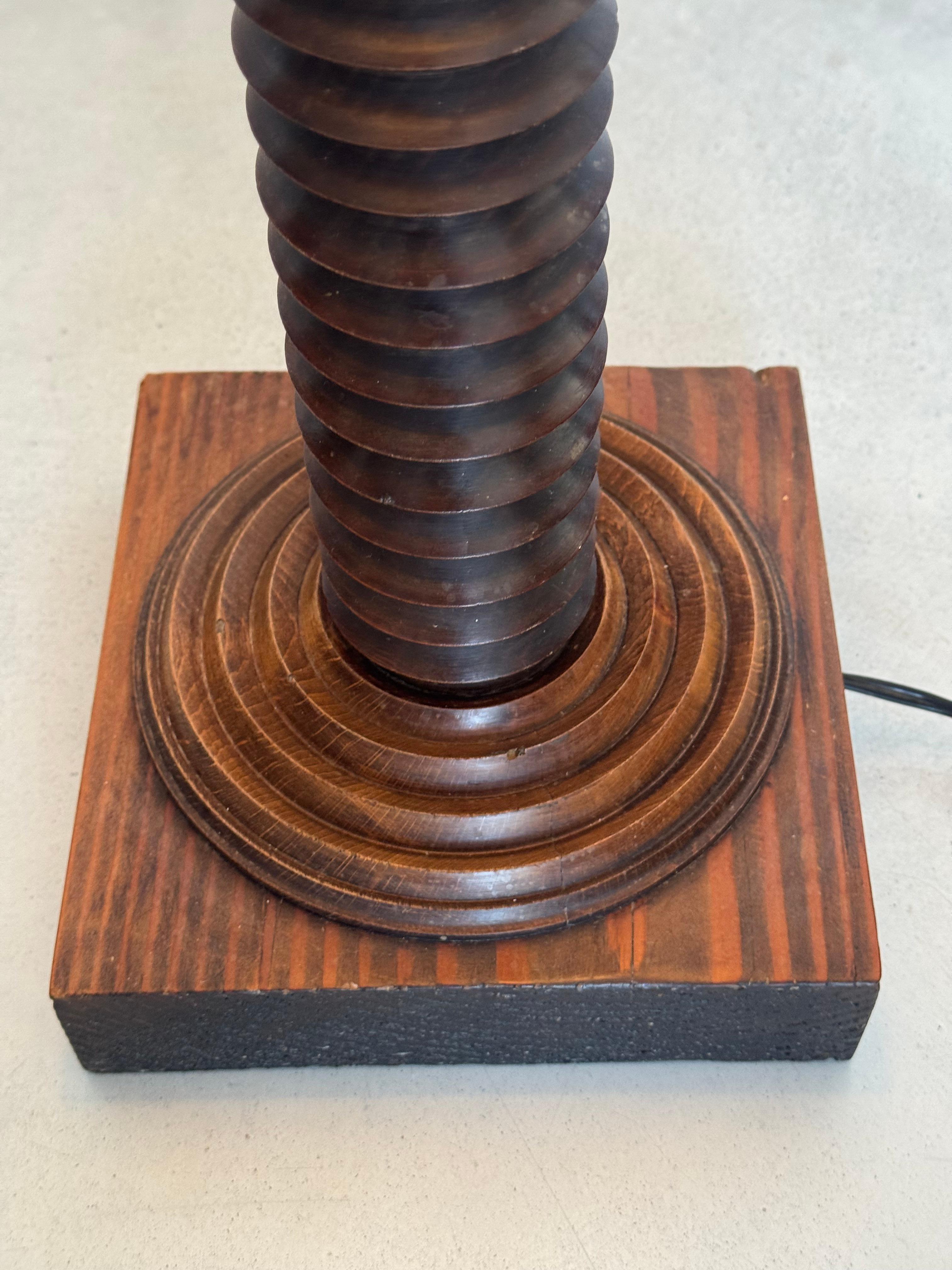 Lampada a colonna rustica in legno tornito attribuita a Charles Dudouyt, Francia, CIRCA 1940 in vendita 1