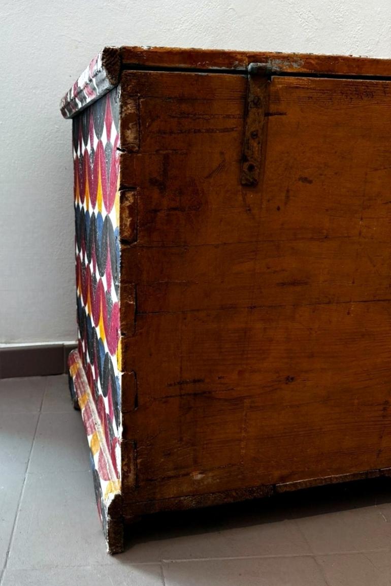Cassapanca in legno decorata in stile rustico toscano in vendita 3