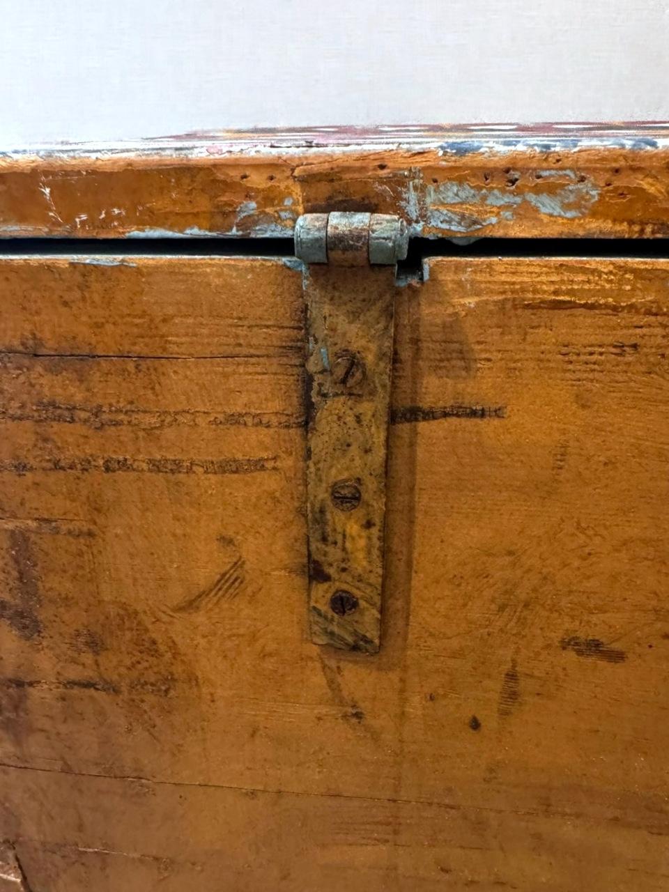 Cassapanca in legno decorata in stile rustico toscano in vendita 12
