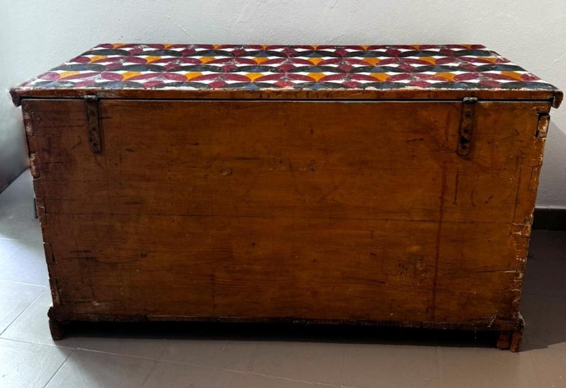 XX secolo Cassapanca in legno decorata in stile rustico toscano in vendita