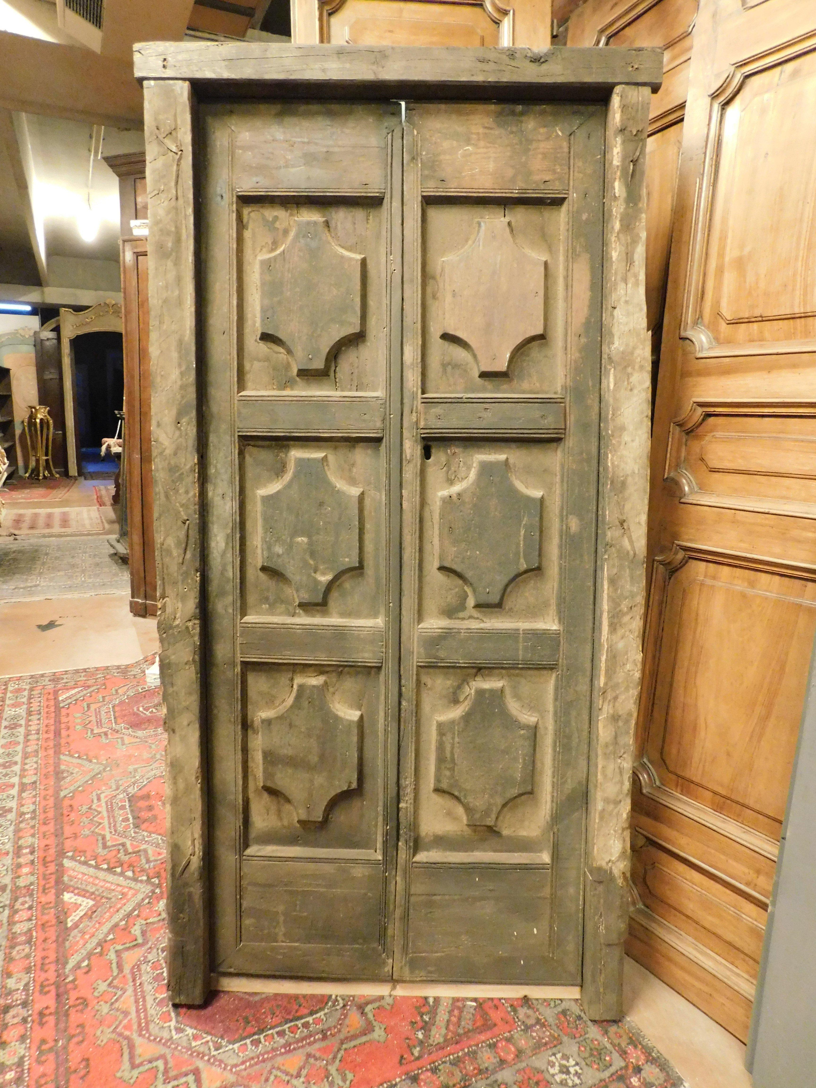 Antigua puerta rústica con dos alas, completa con marco de vigas original, construida en madera maciza de castaño, luego tallada a mano con 6 tejas, original del siglo XIX, encontrada en el norte de Italia. §
Ideal para ambientes rústicos o