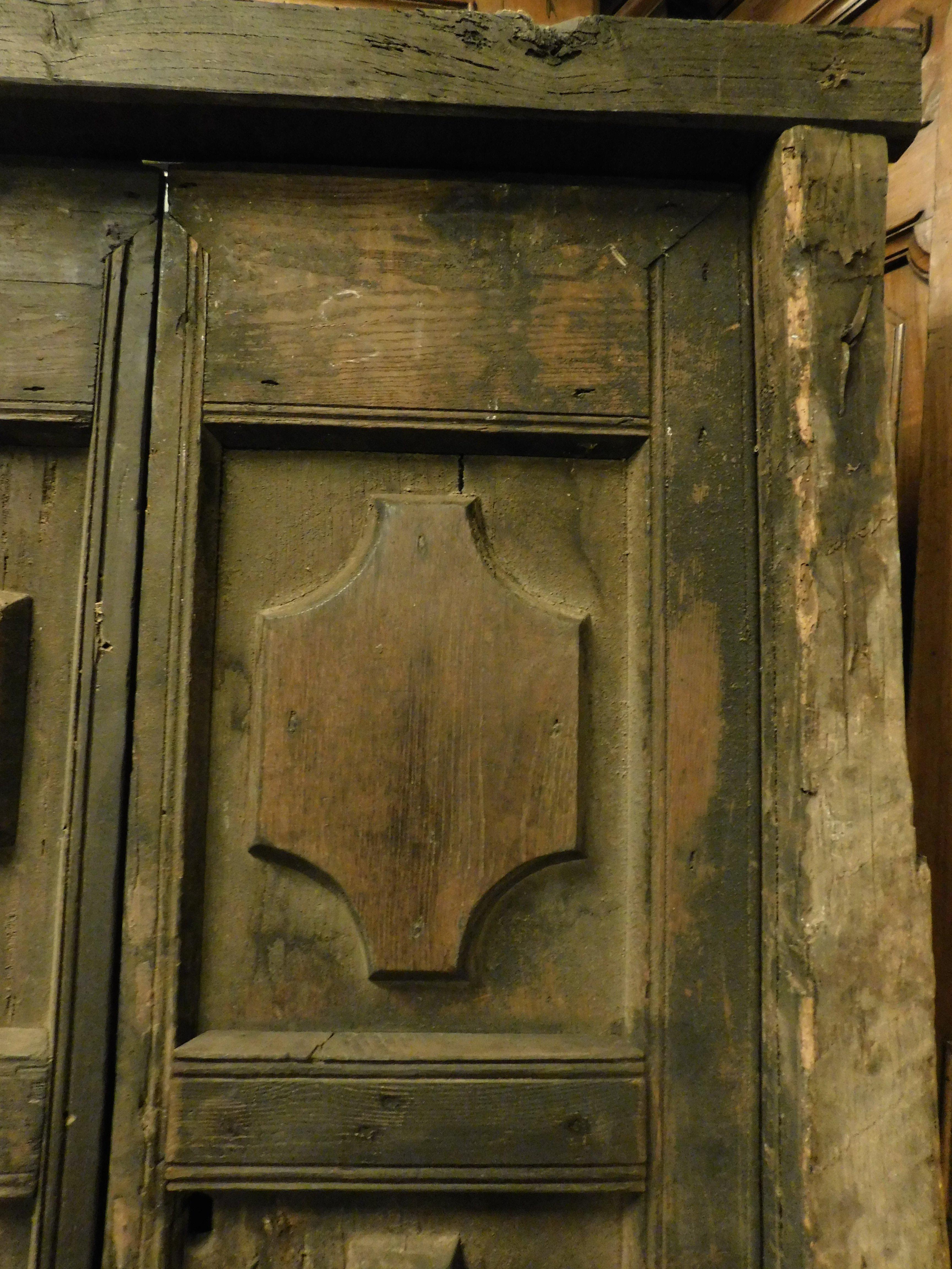 Puerta rústica de dos hojas completa con marco, castaño tallado, Italia Tallado a mano en venta
