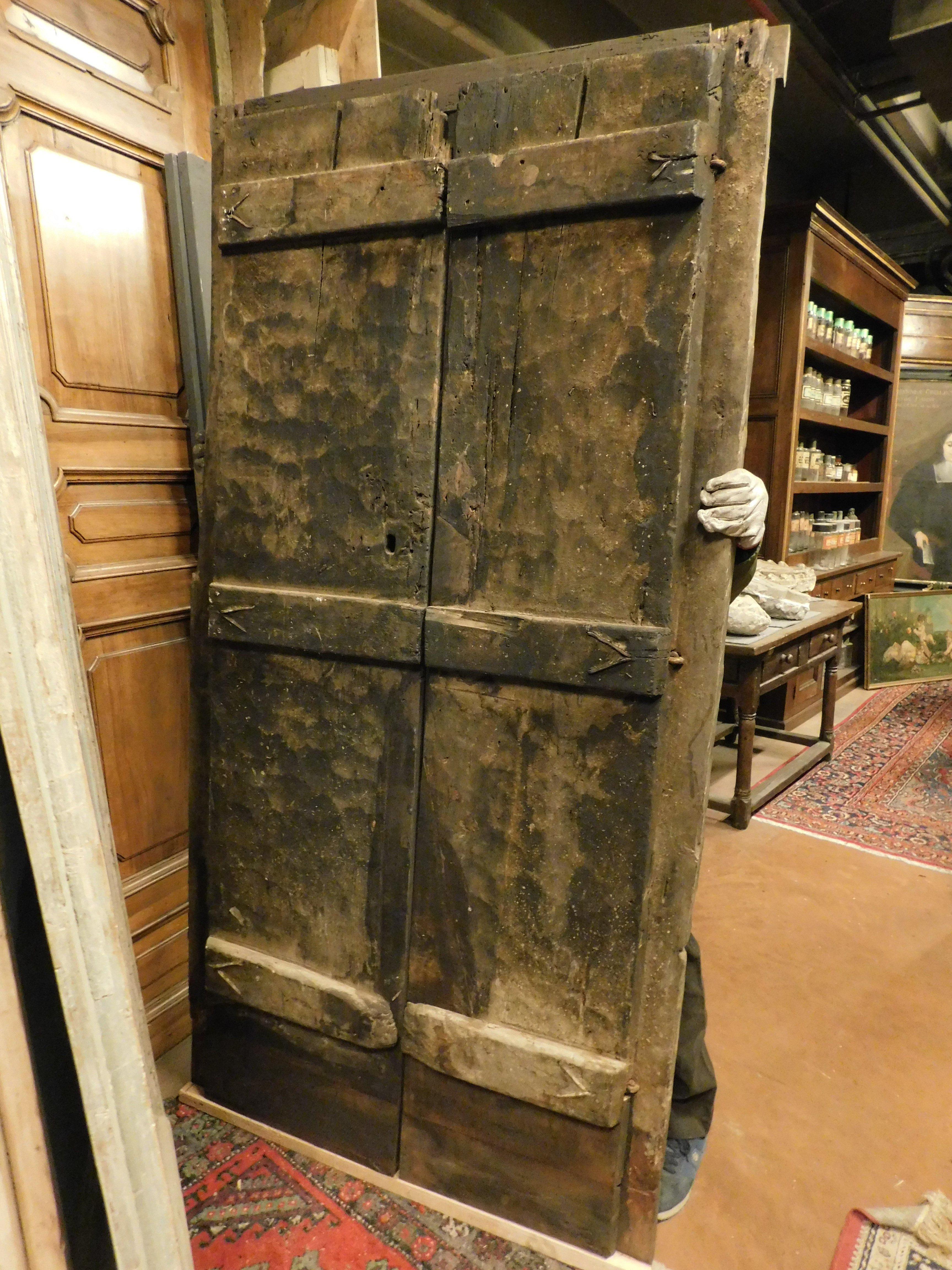 Puerta rústica de dos hojas completa con marco, castaño tallado, Italia siglo XIX en venta