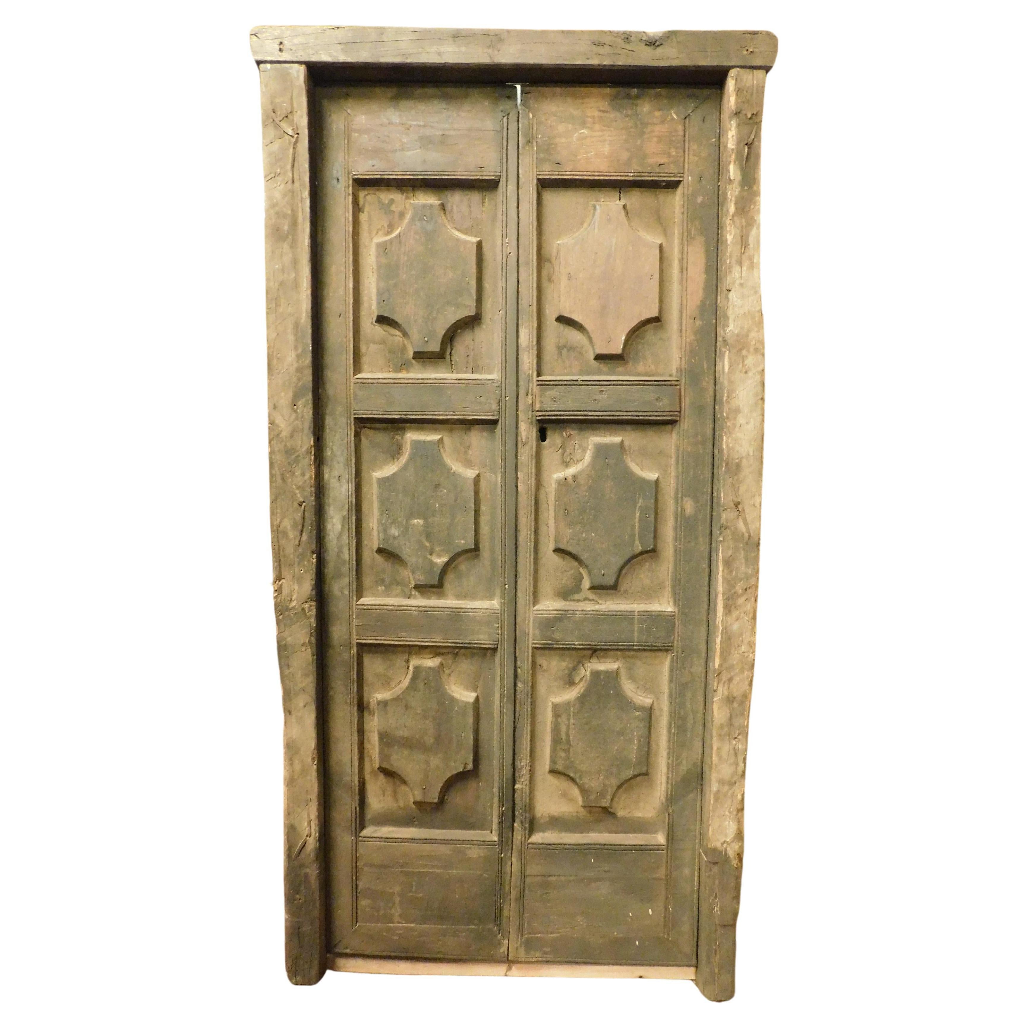 Puerta rústica de dos hojas completa con marco, castaño tallado, Italia en venta