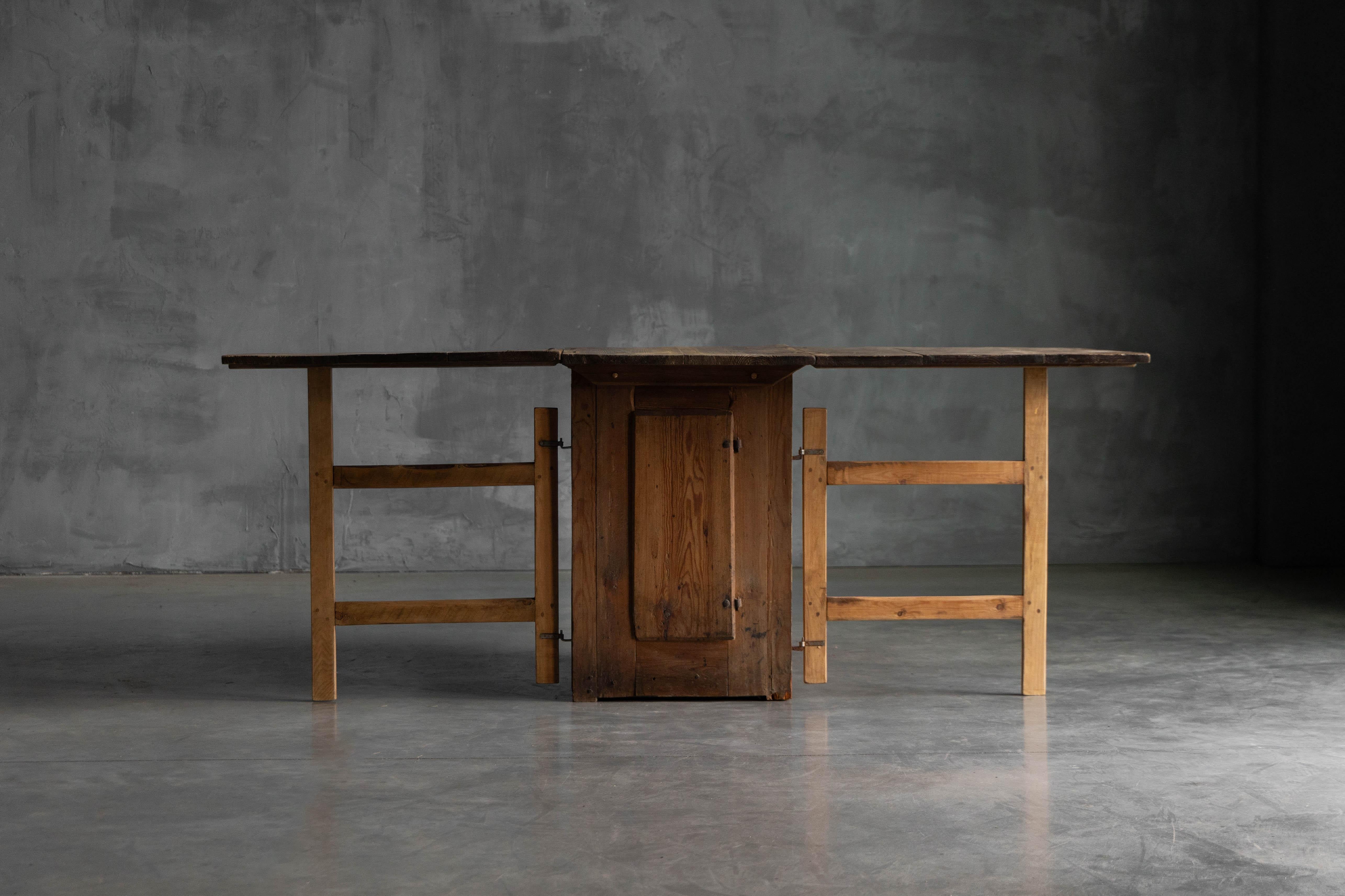 Rustic Vernacular Drop-Leaf Worktable, France, 19th Century In Excellent Condition For Sale In Antwerp, BE