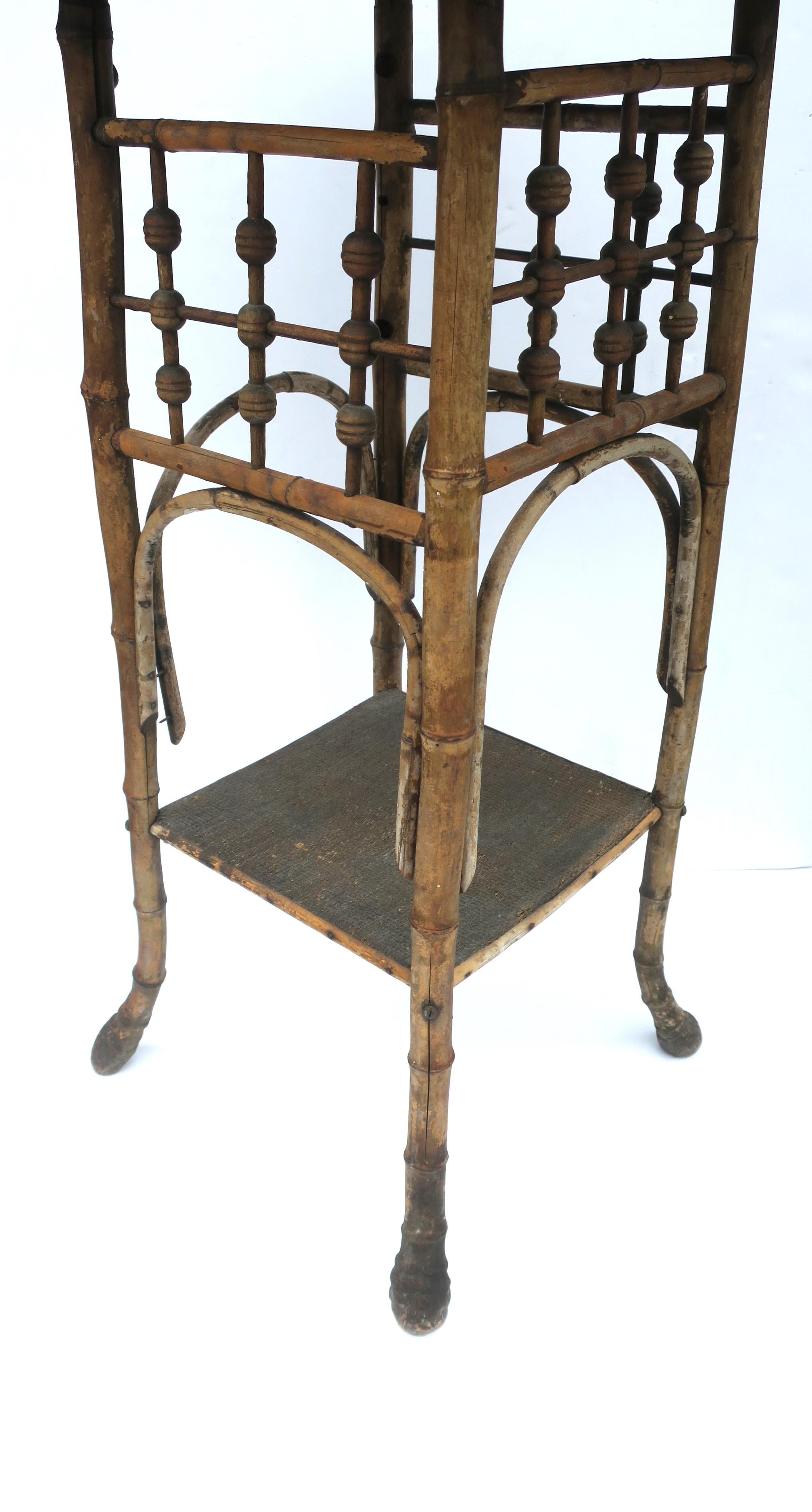 Table d'appoint victorienne rustique en bois et bambou avec étagère en vente 4