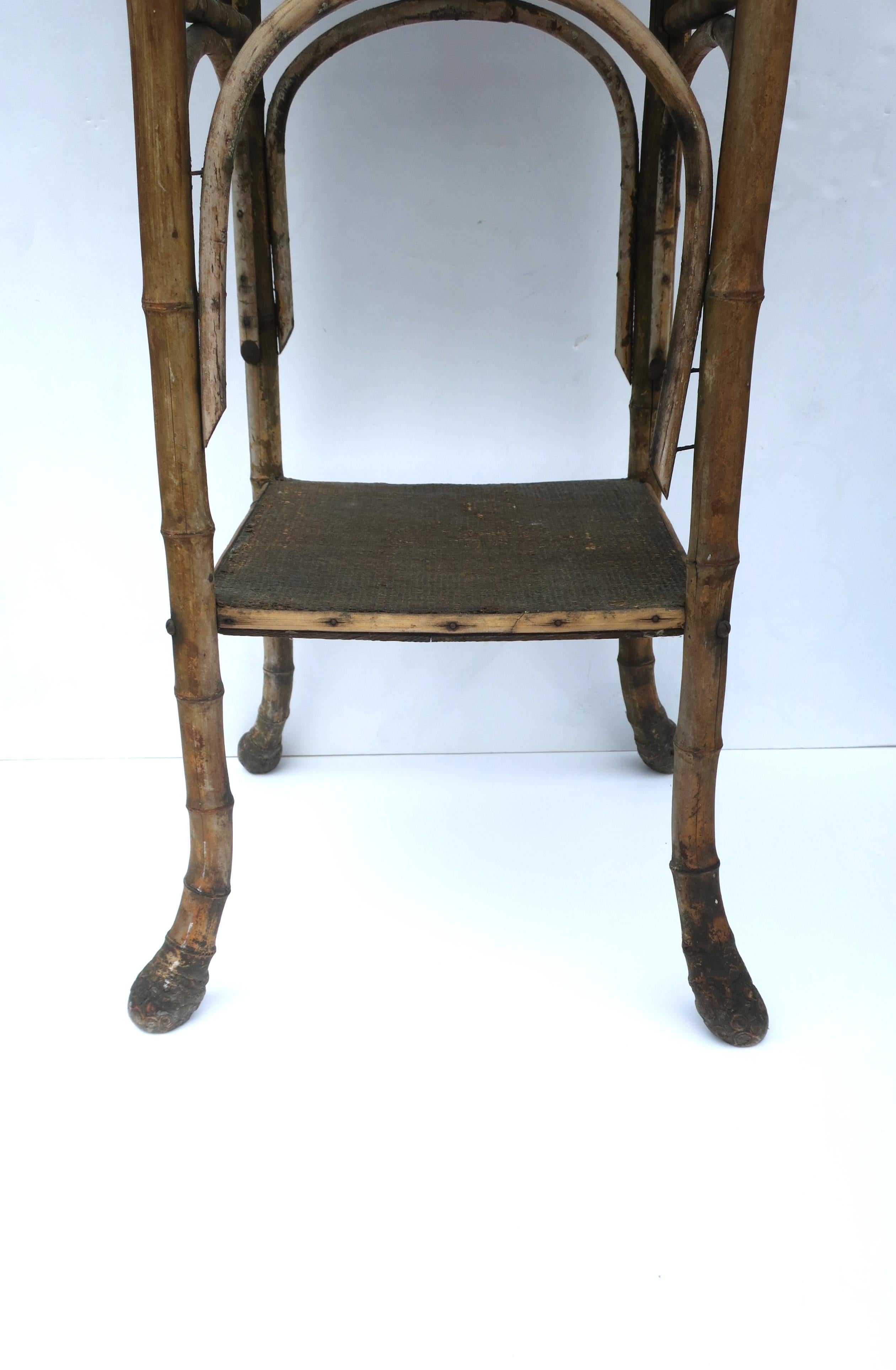 Table d'appoint victorienne rustique en bois et bambou avec étagère en vente 5