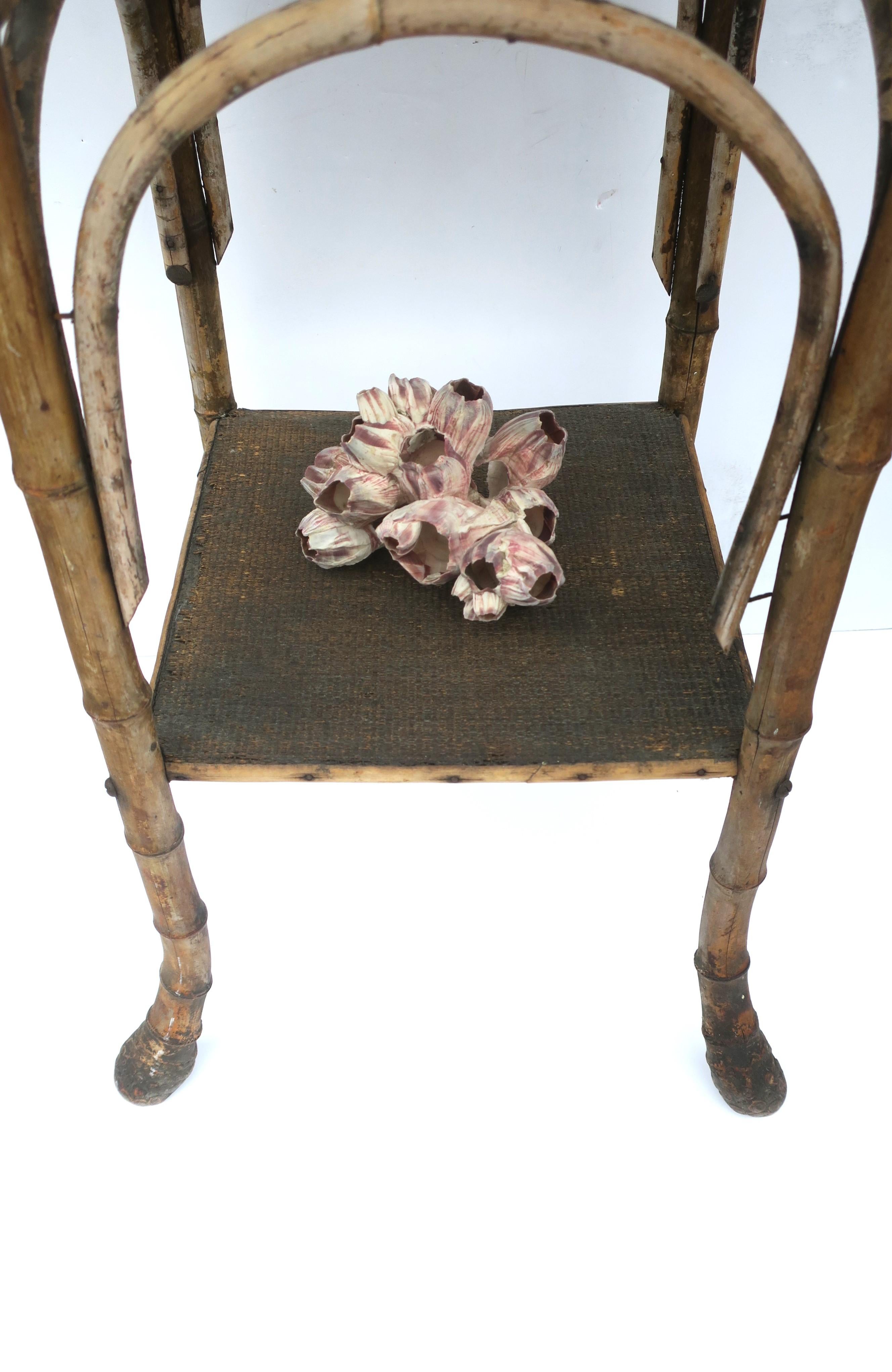 Table d'appoint victorienne rustique en bois et bambou avec étagère en vente 6
