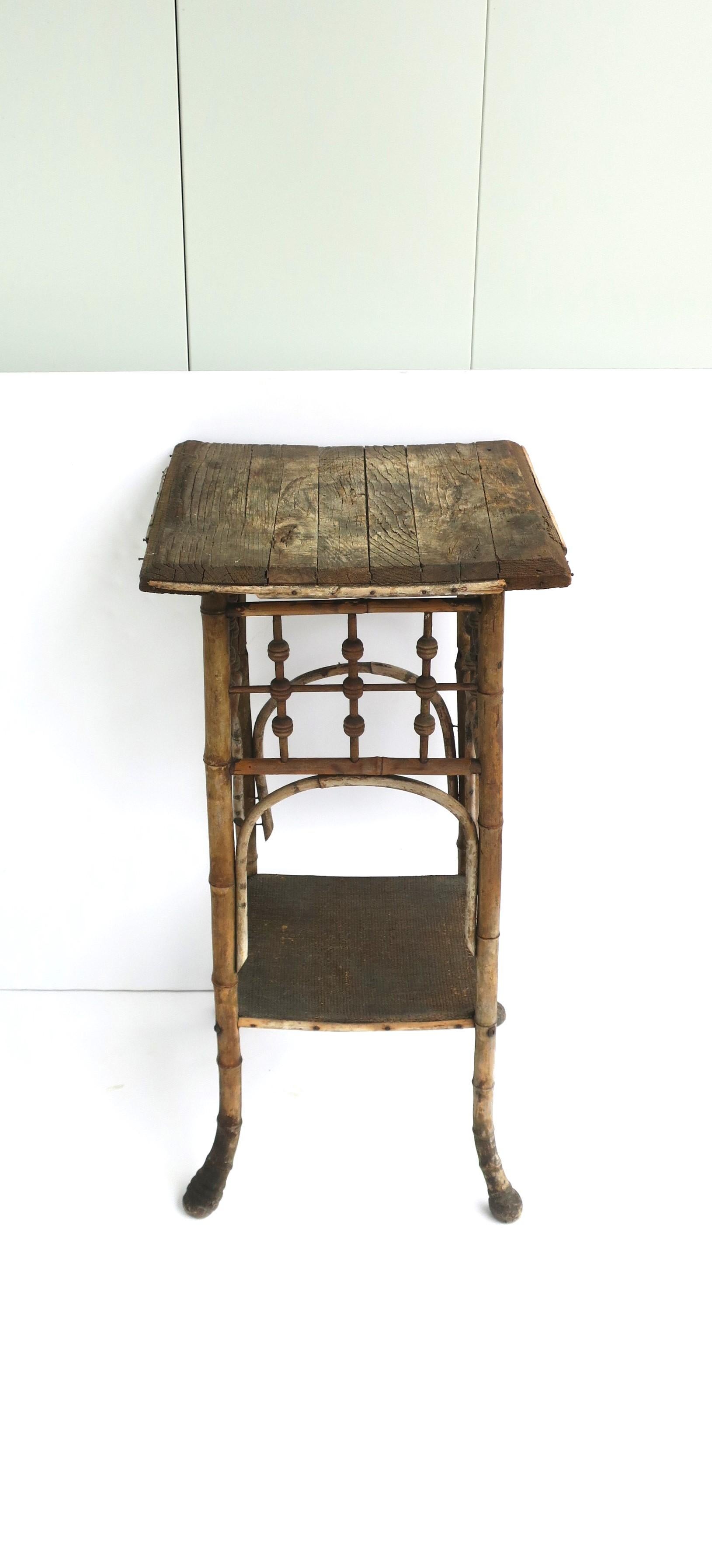 Victorien Table d'appoint victorienne rustique en bois et bambou avec étagère en vente