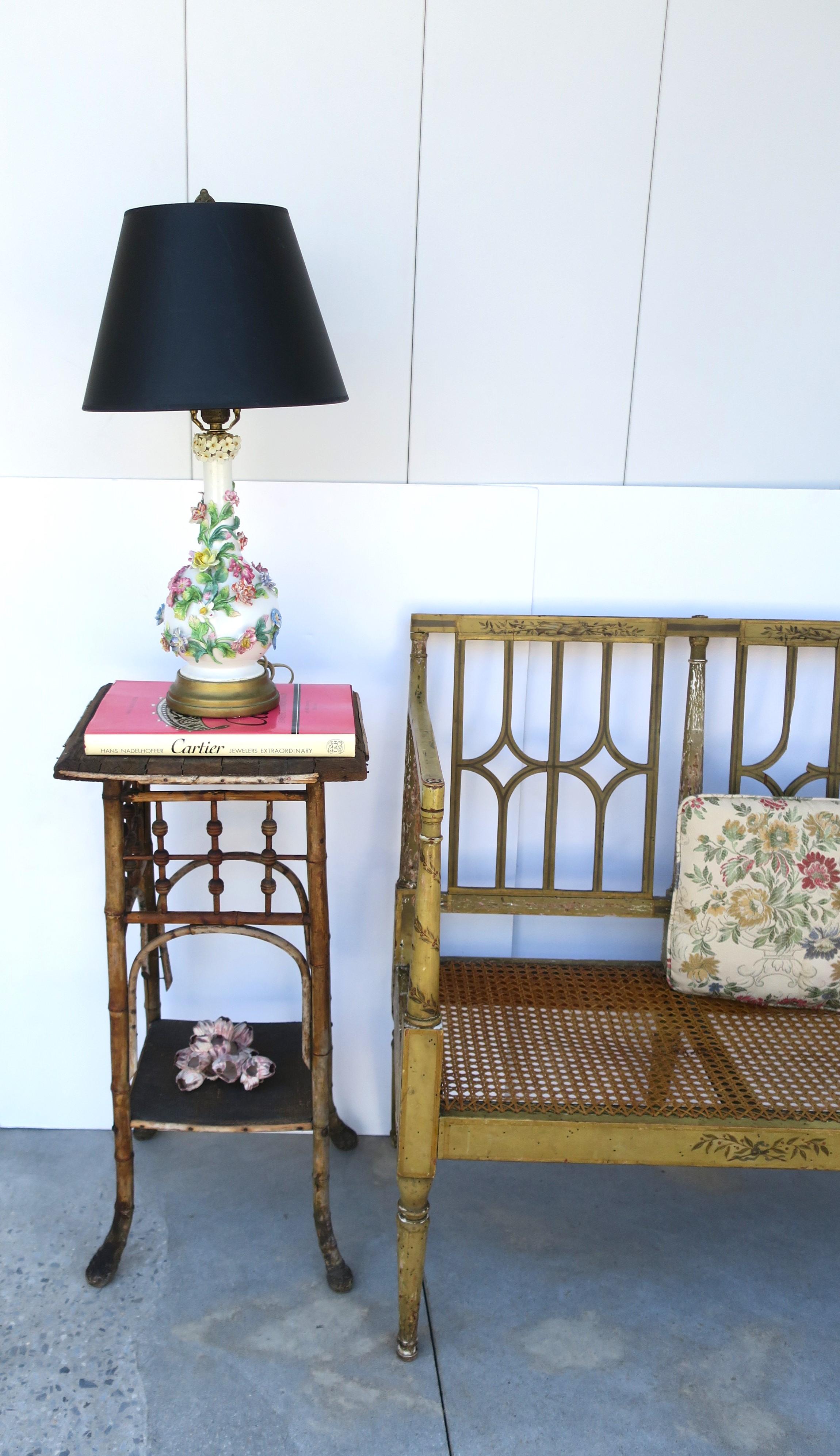 Bambou Table d'appoint victorienne rustique en bois et bambou avec étagère en vente