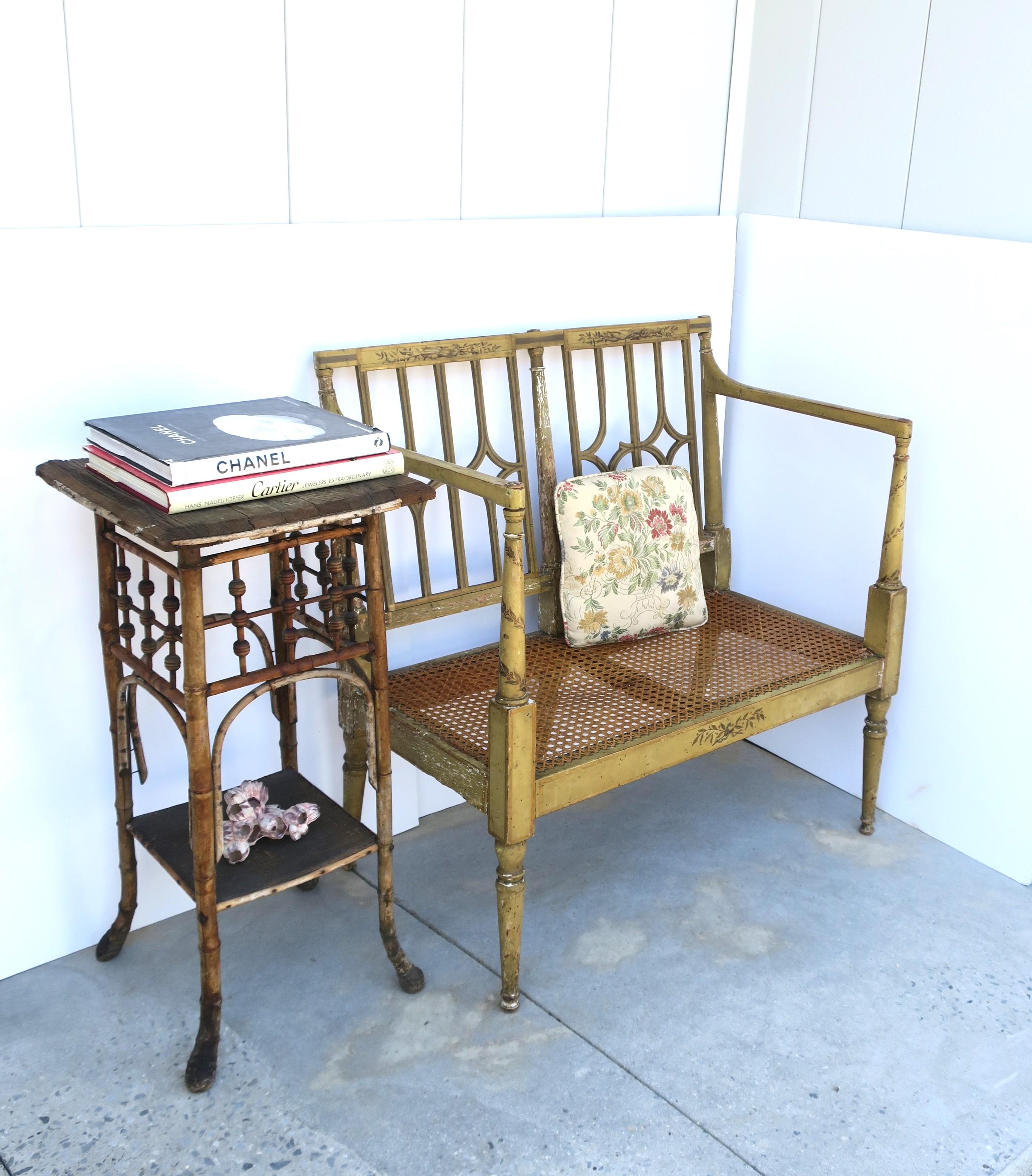 Table d'appoint victorienne rustique en bois et bambou avec étagère en vente 2