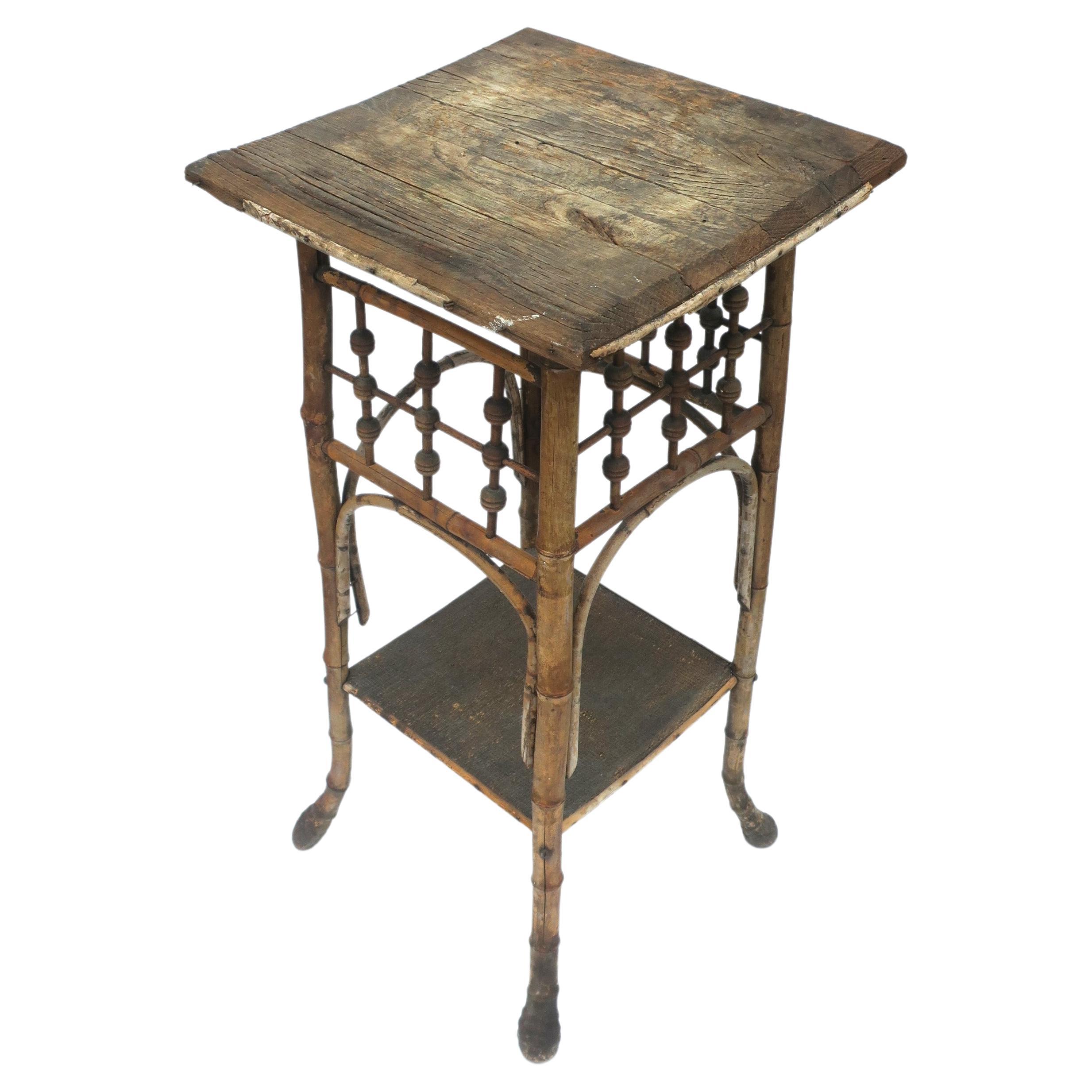 Table d'appoint victorienne rustique en bois et bambou avec étagère en vente