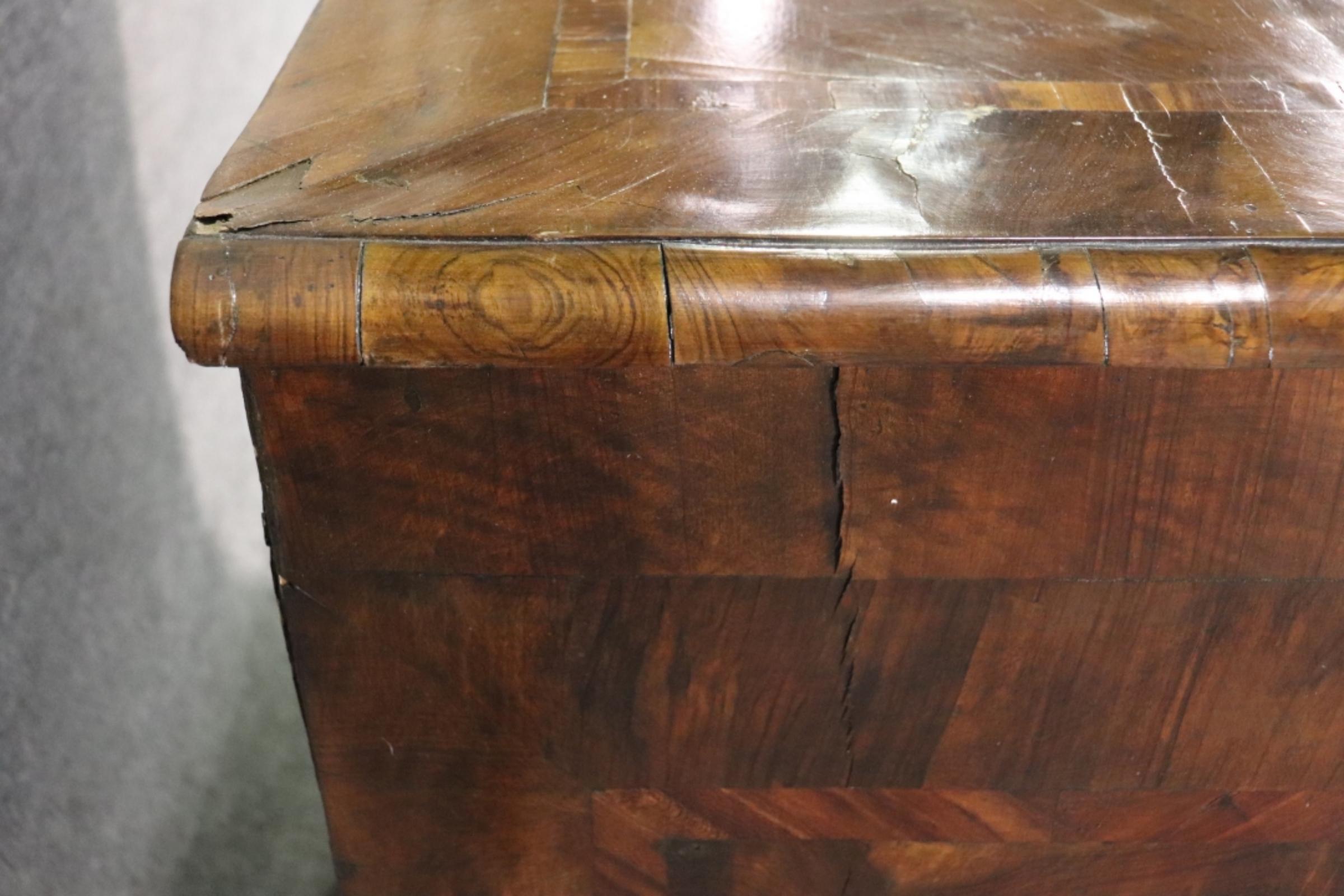 Rustic Viennese 18th Century Serpentine Walnut Drawer Commode For Sale 4