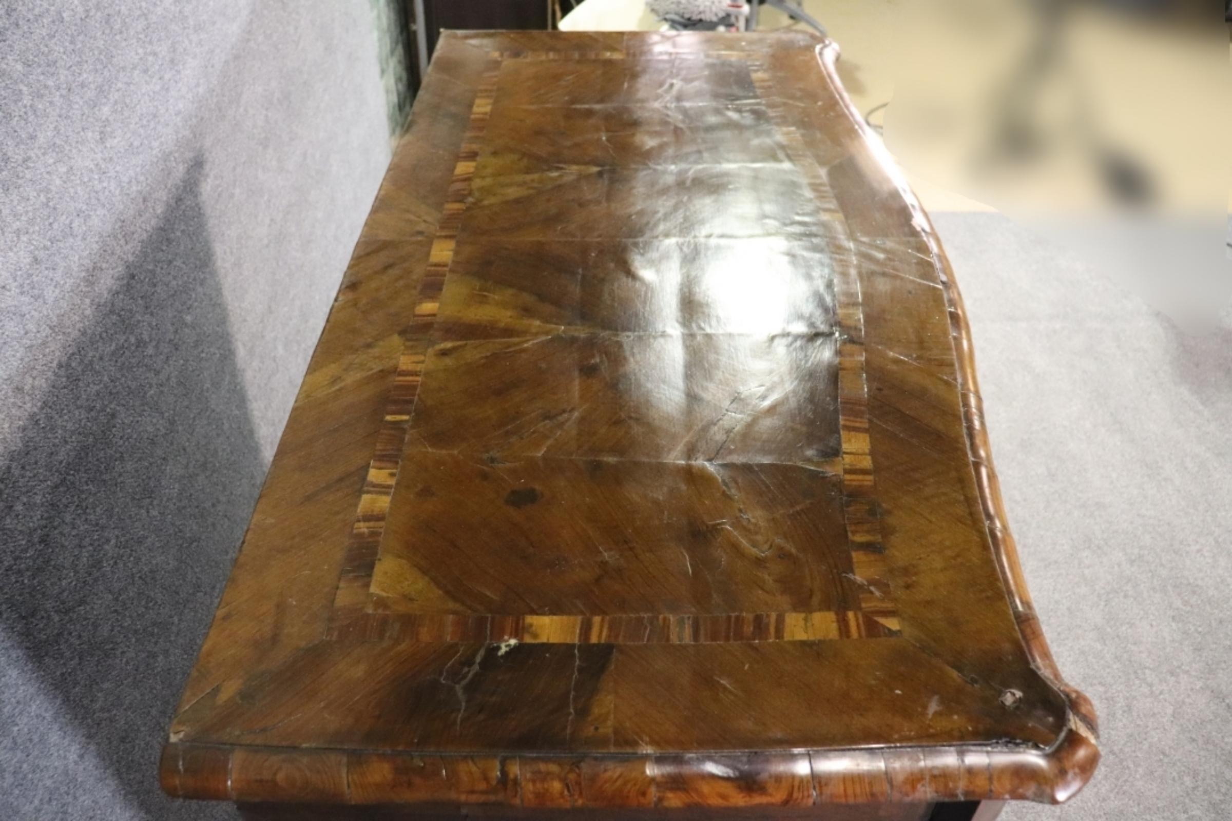 Rustic Viennese 18th Century Serpentine Walnut Drawer Commode For Sale 6