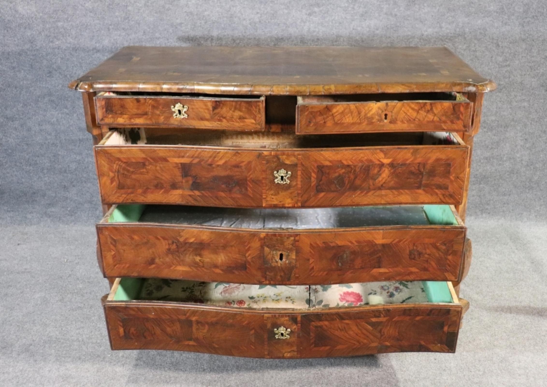 Rustic Viennese 18th Century Serpentine Walnut Drawer Commode For Sale 10