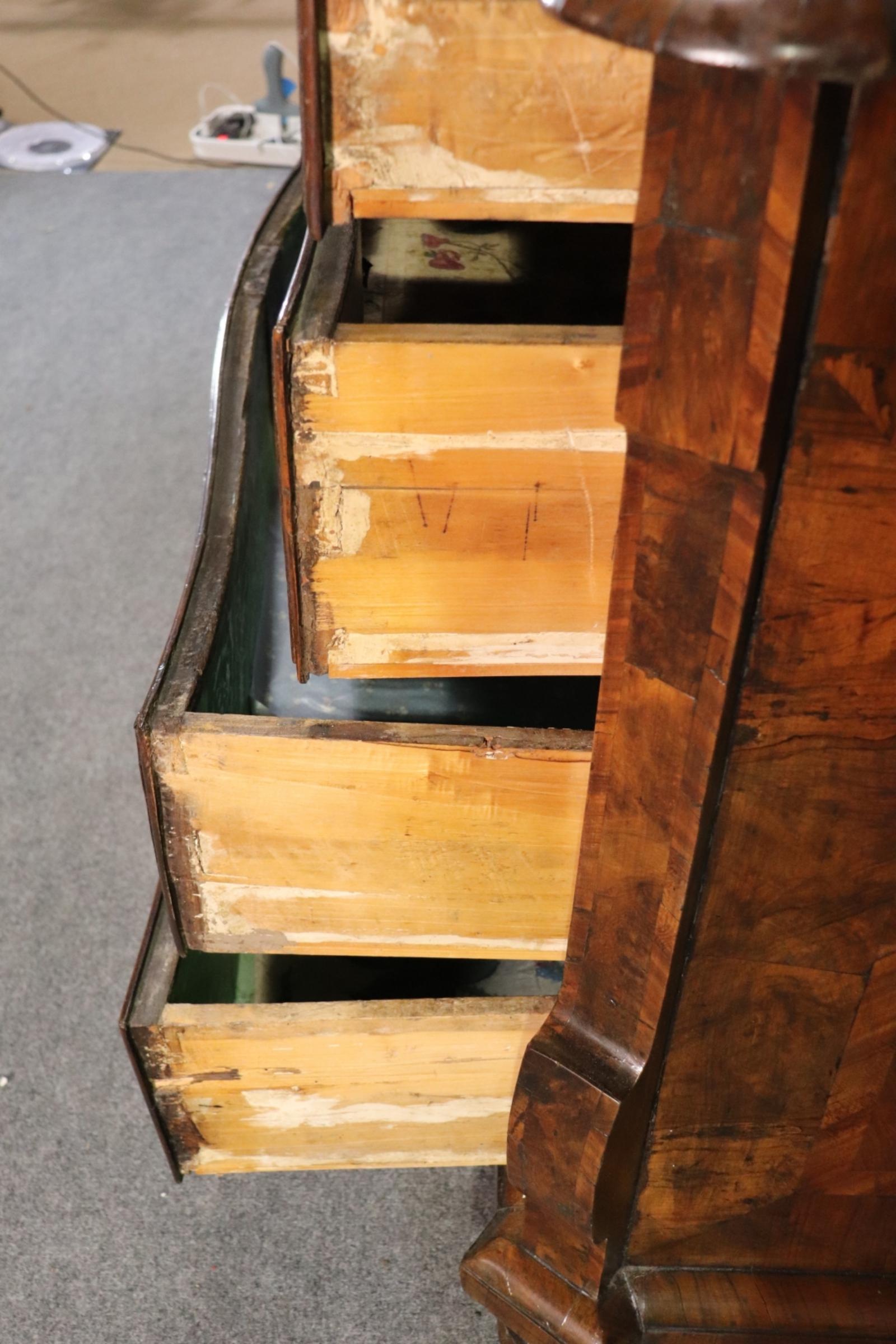 Rustic Viennese 18th Century Serpentine Walnut Drawer Commode For Sale 11