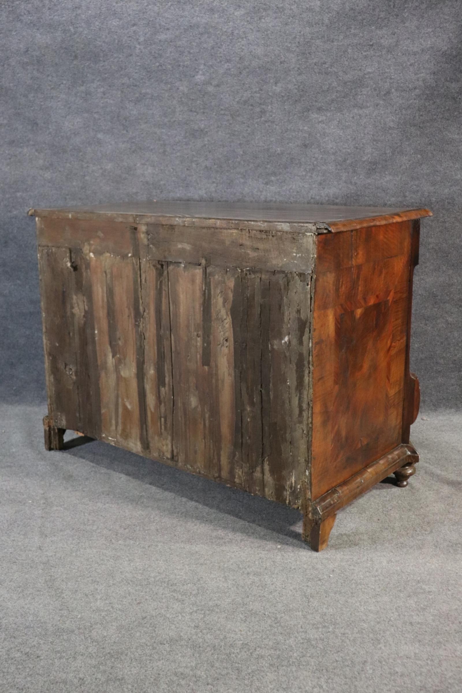 Rustic Viennese 18th Century Serpentine Walnut Drawer Commode For Sale 13