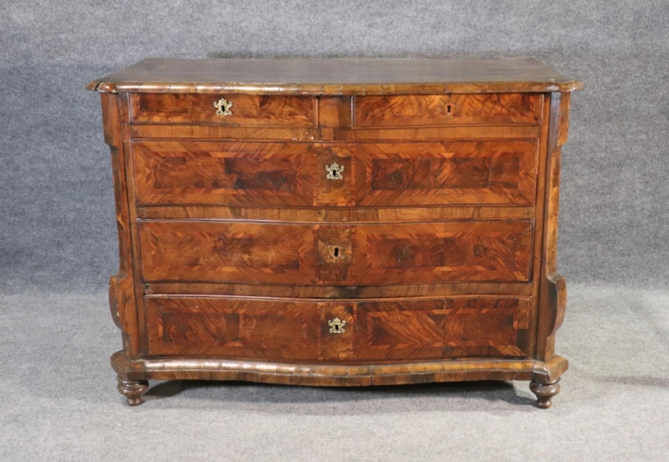 Rustic Viennese 18th Century Serpentine Walnut Drawer Commode For Sale 14