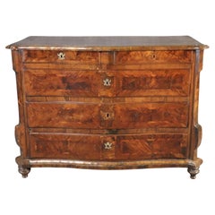 Commode rustique viennoise du XVIIIe siècle à tiroir en noyer serpentin