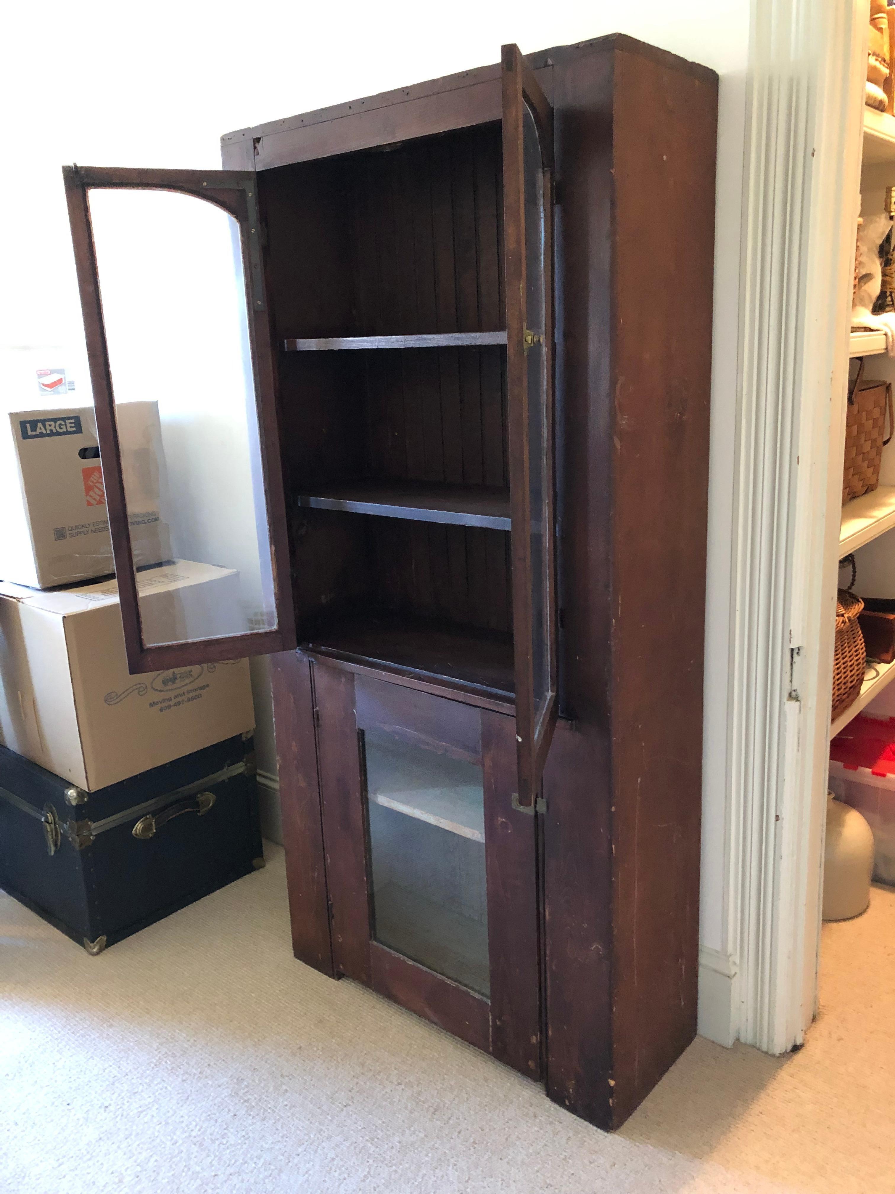 Rustikaler Bücherregalschrank im Vintage-Stil mit aufgearbeitetem Holz im Zustand „Gut“ im Angebot in Hopewell, NJ