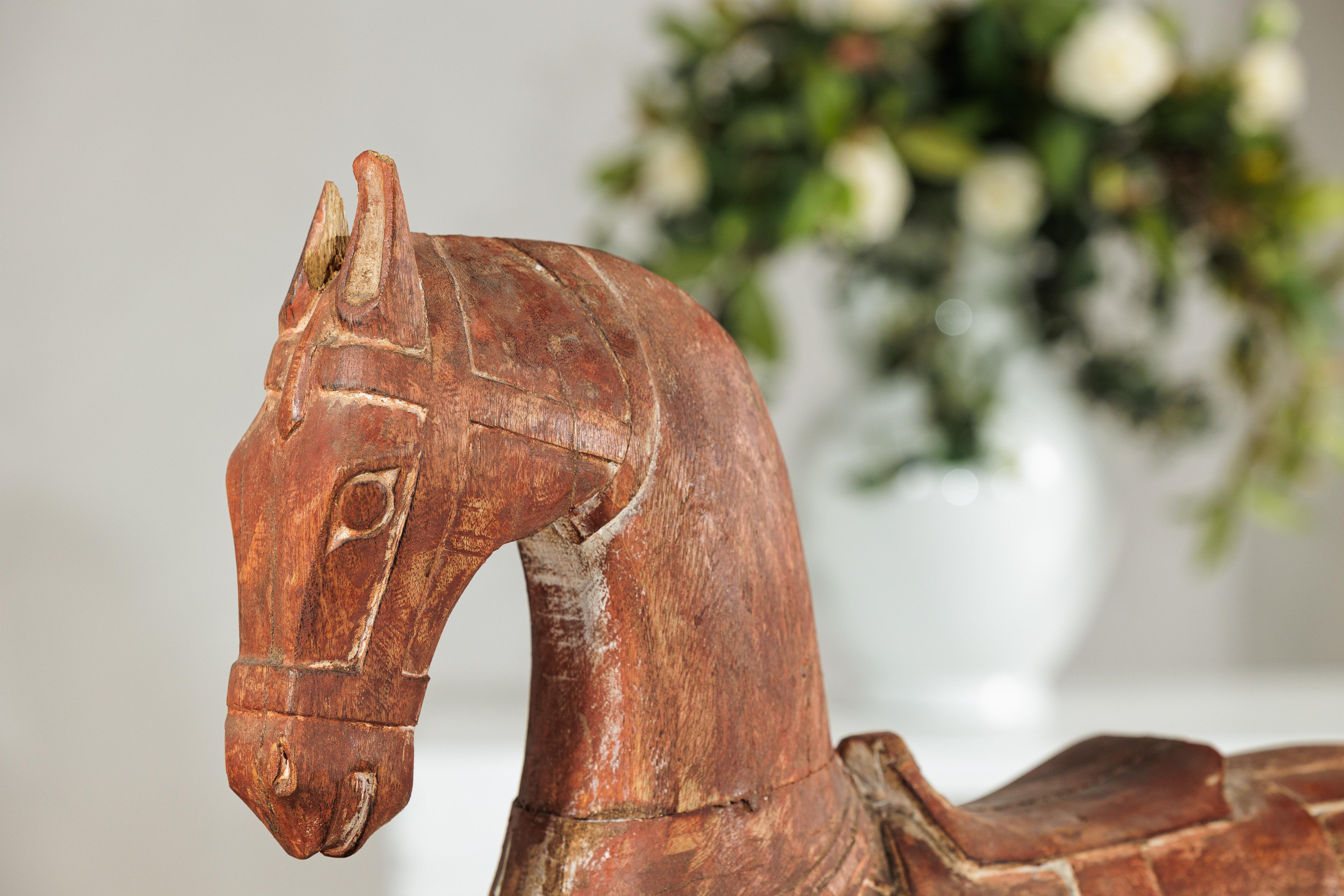 Cavallo rustico in legno intagliato d'epoca con sella su cavalletto, circa 1950 in vendita 3