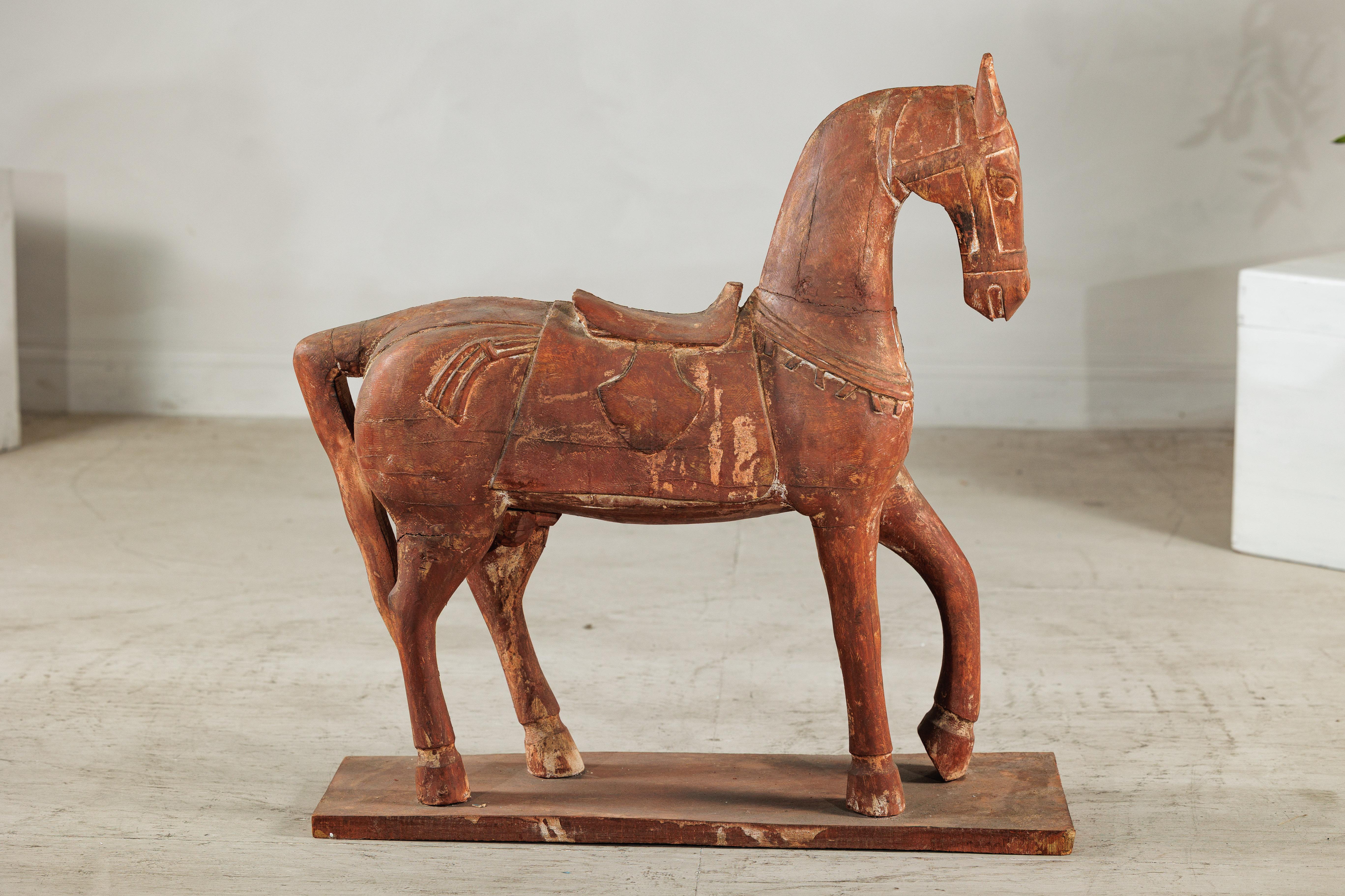 Cavallo rustico in legno intagliato d'epoca con sella su cavalletto, circa 1950 in vendita 5
