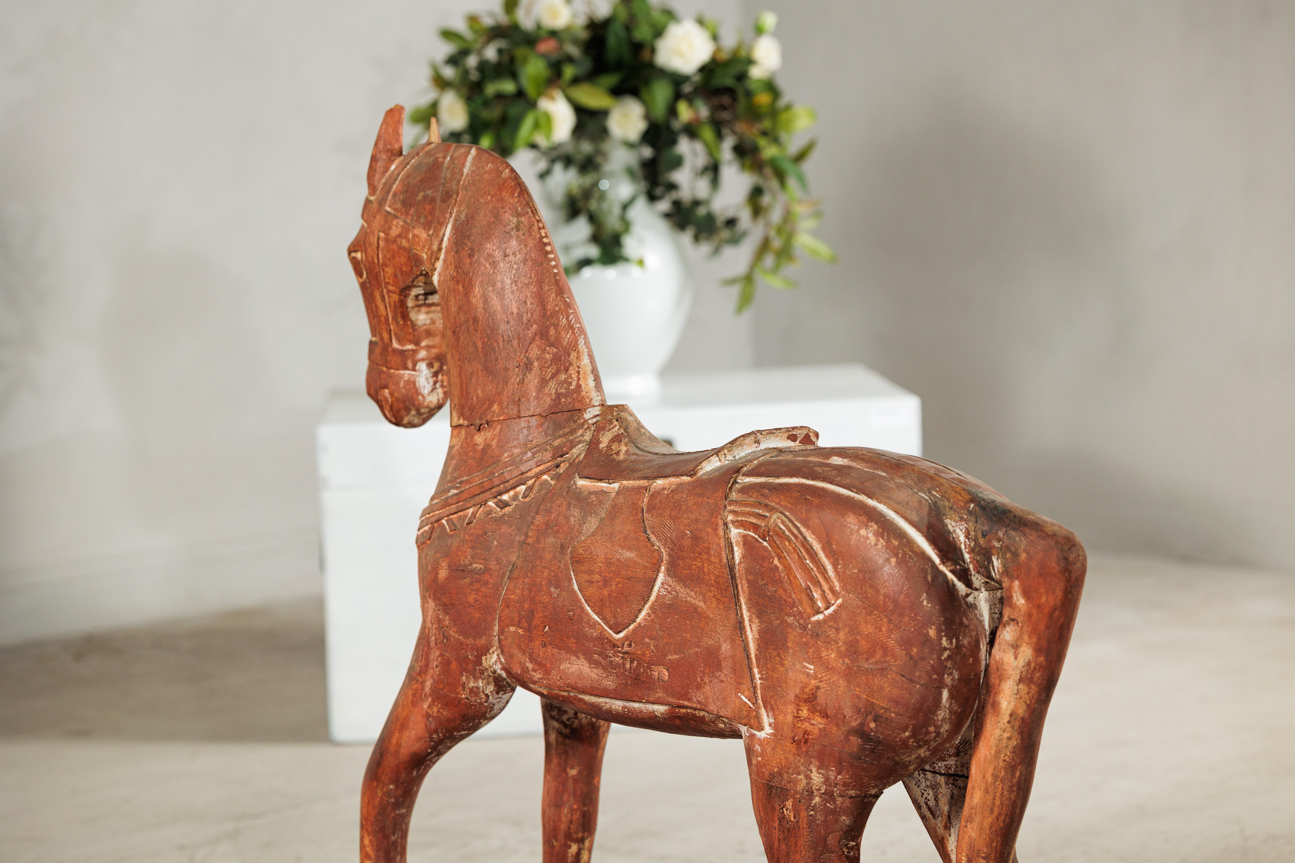 Cavallo rustico in legno intagliato d'epoca con sella su cavalletto, circa 1950 in vendita 6