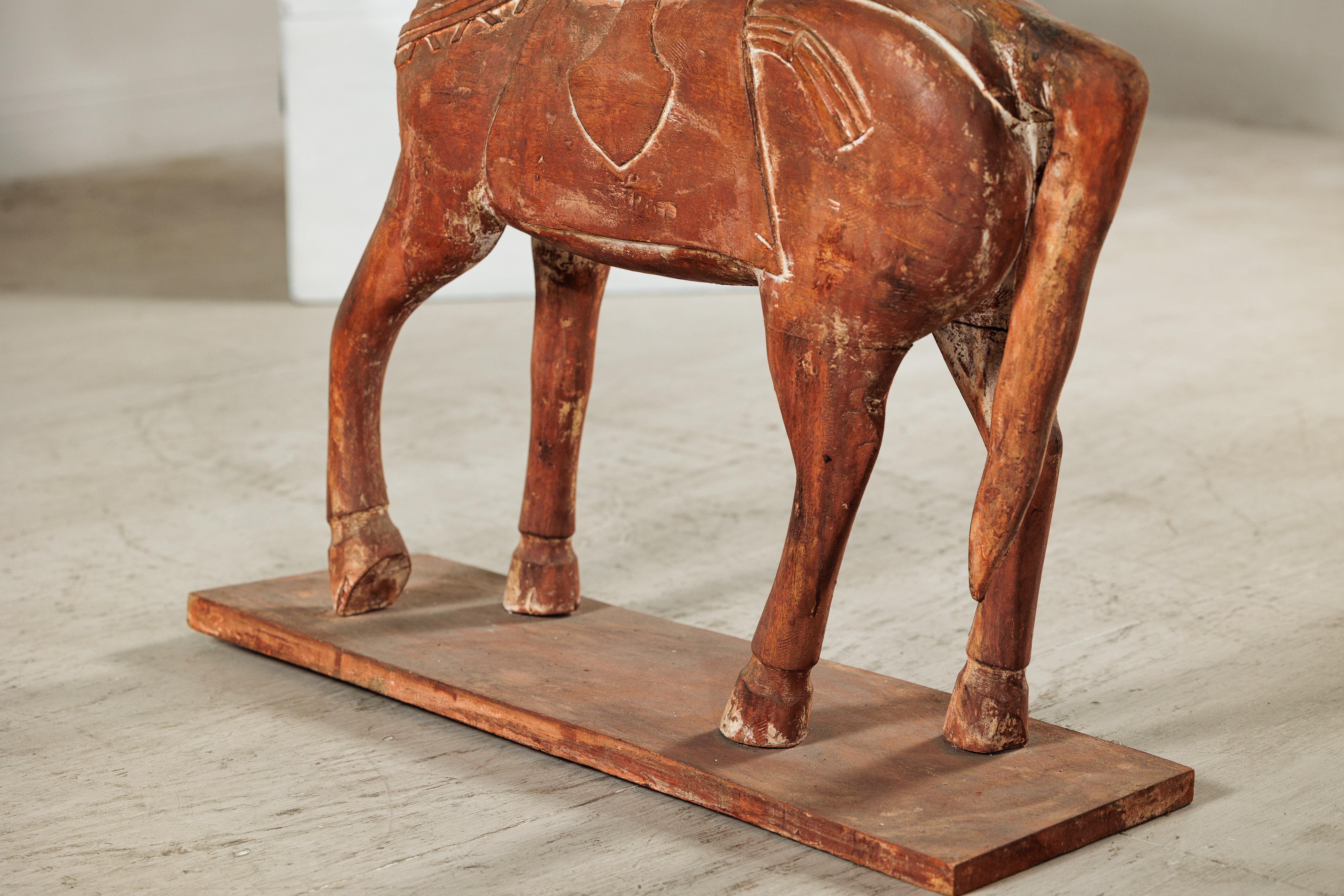 Cavallo rustico in legno intagliato d'epoca con sella su cavalletto, circa 1950 in vendita 7