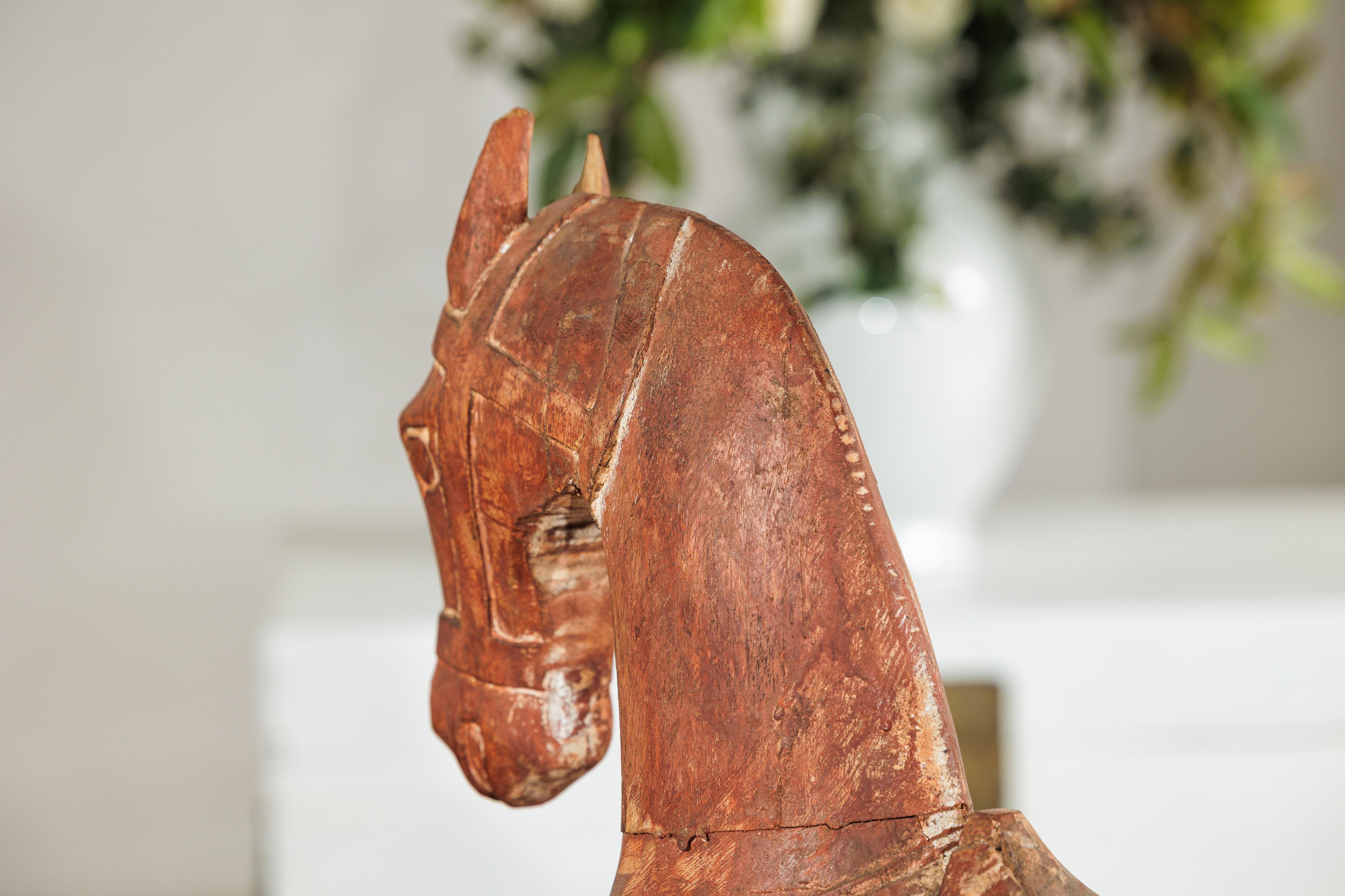 Cavallo rustico in legno intagliato d'epoca con sella su cavalletto, circa 1950 in vendita 9
